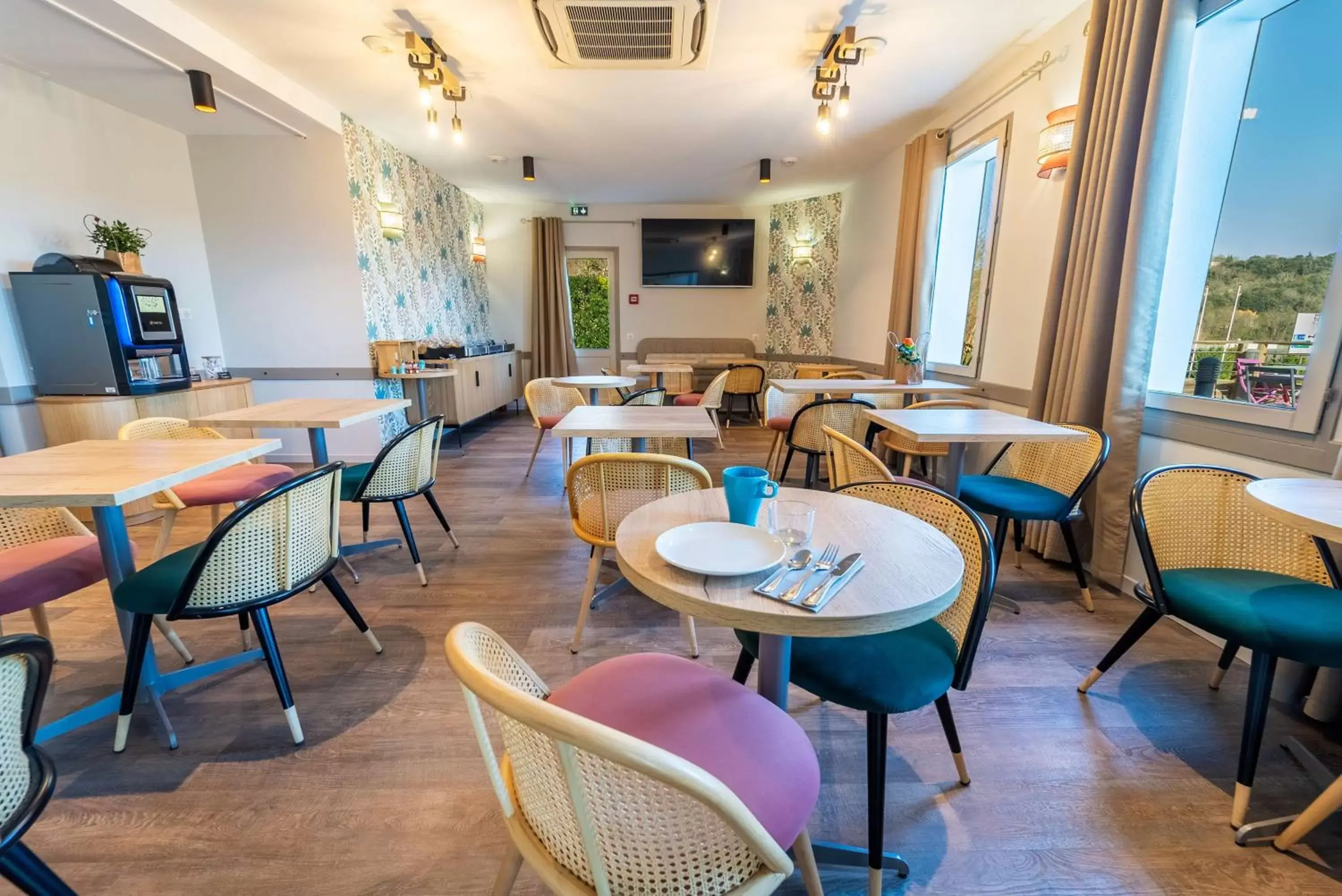 Communal lounge/ TV room, Restaurant/Places to Eat in Sure Hotel by Best Western Sarlat-la-Canéda - Ex Hôtel Altica