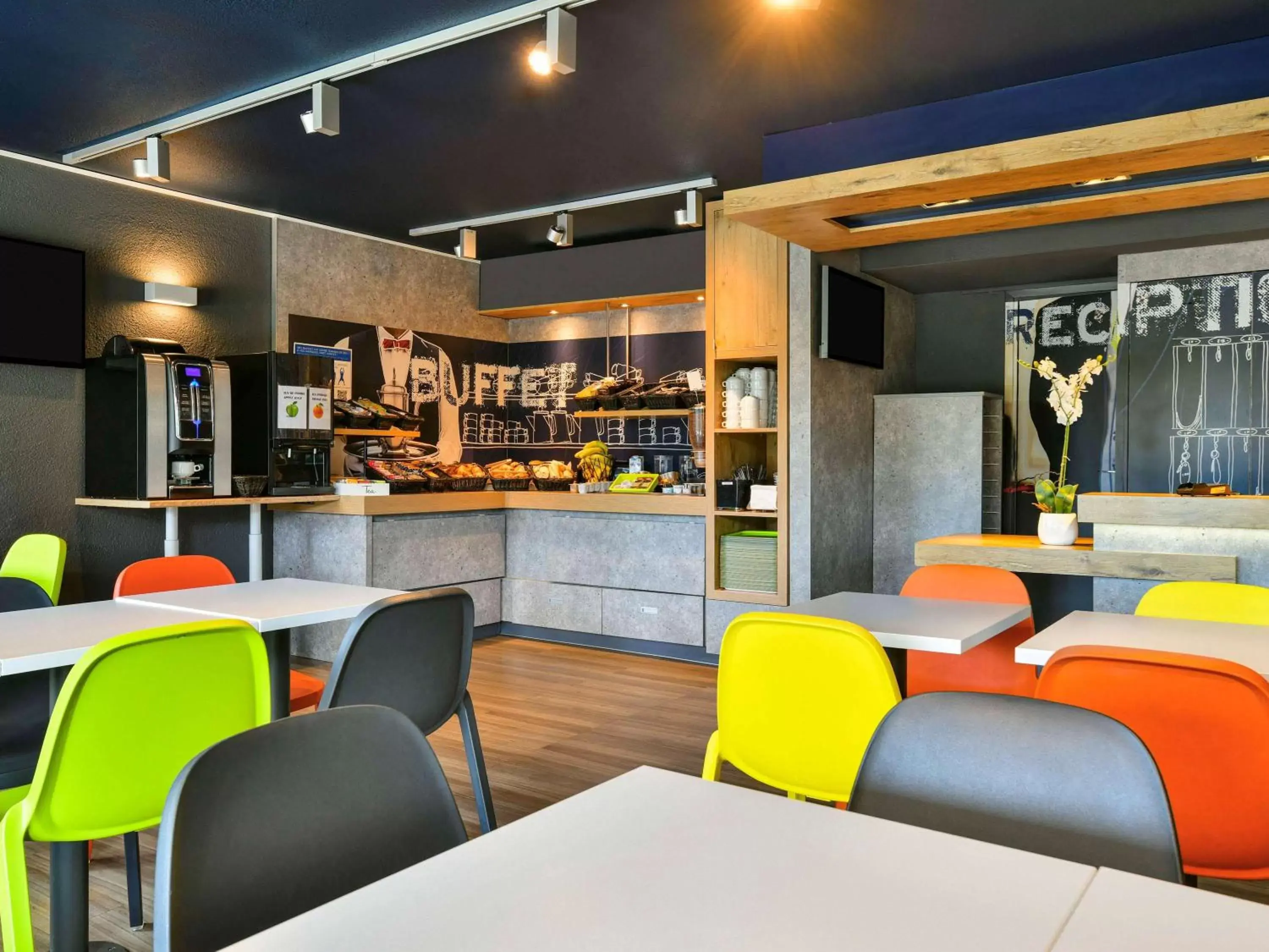 Breakfast, Lounge/Bar in ibis budget Clermont Ferrand Sud