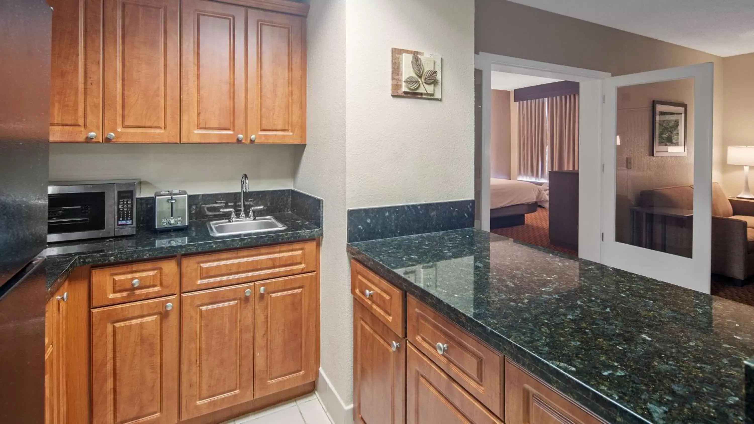 Photo of the whole room, Kitchen/Kitchenette in Best Western Plus Kendall Hotel & Suites