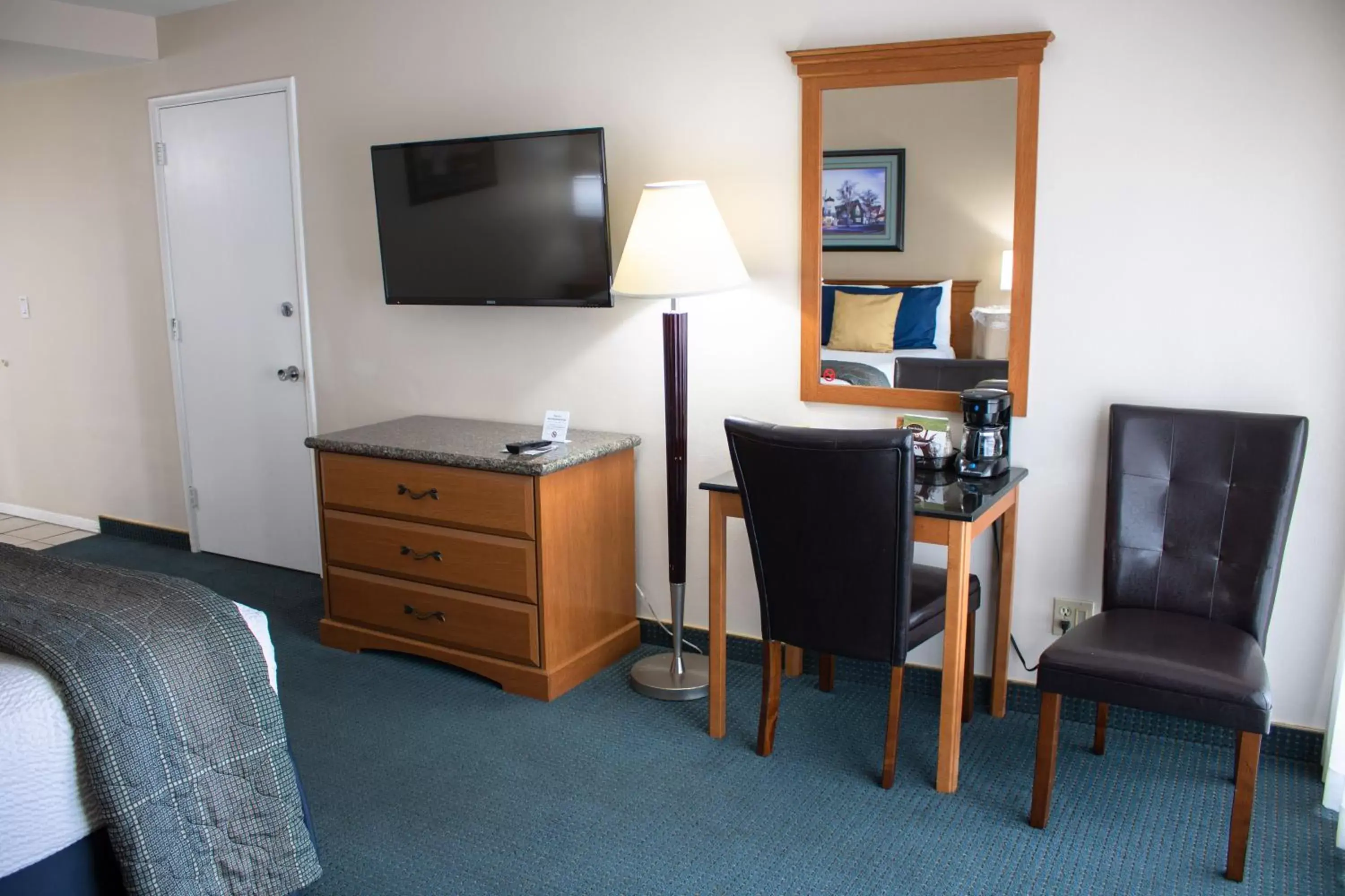 Photo of the whole room, TV/Entertainment Center in King Frederik Inn