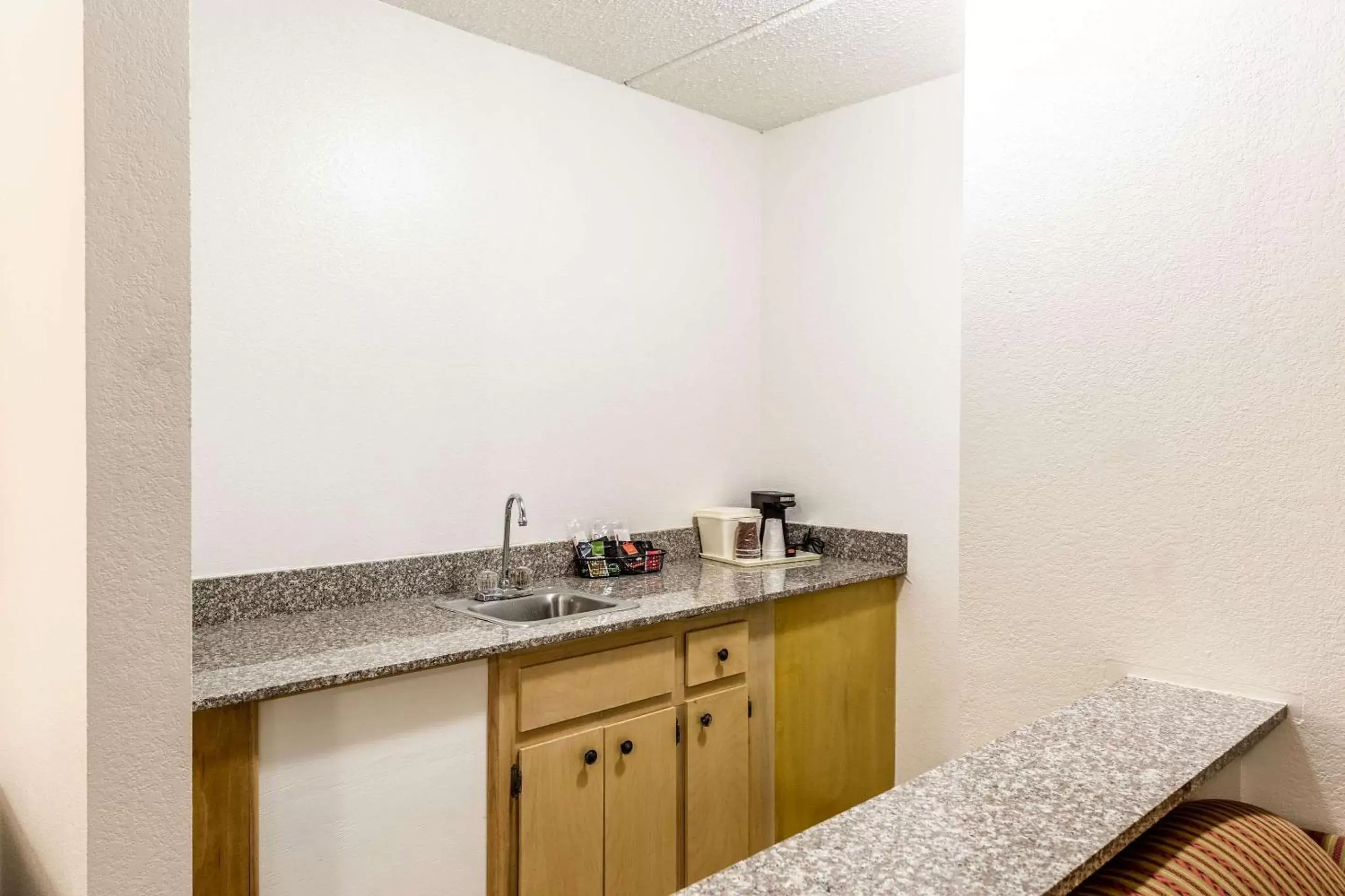 Photo of the whole room, Kitchen/Kitchenette in Quality Inn Simpsonville-Greenville