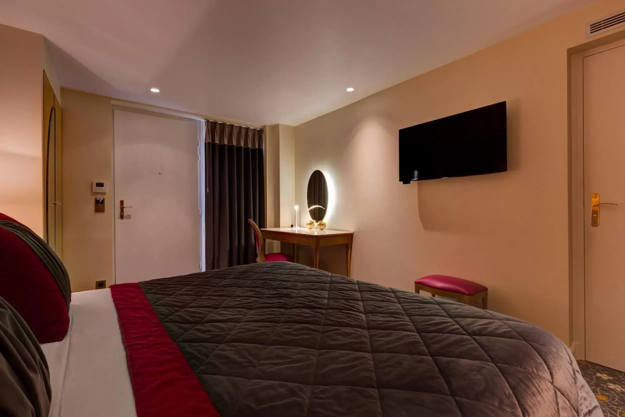 Bedroom, Bed in Hotel Muguet
