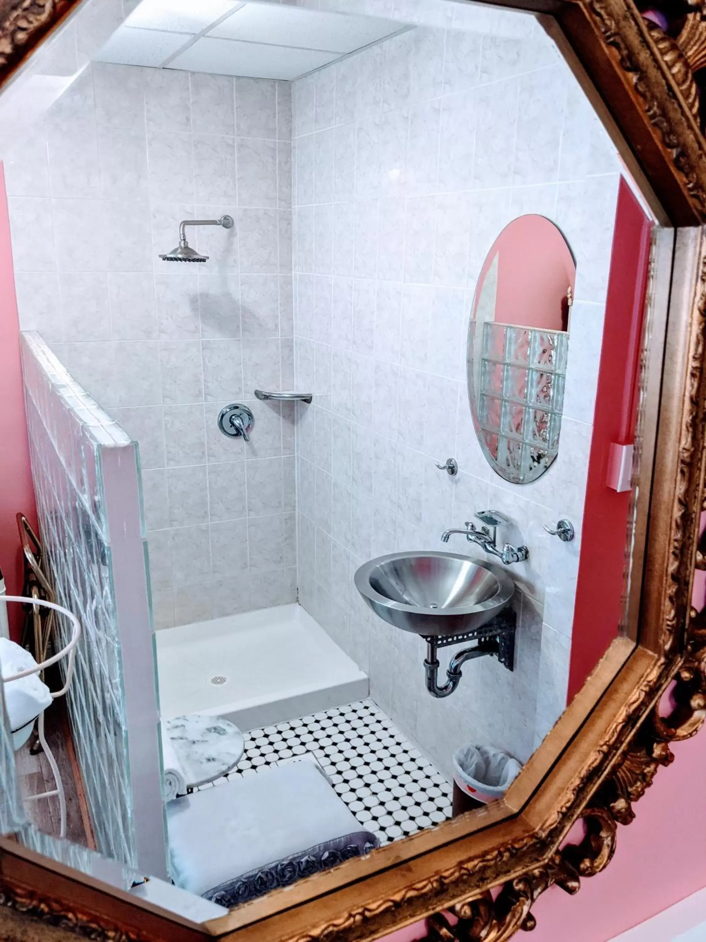 Shower, Bathroom in Chelsea Pub and Inn