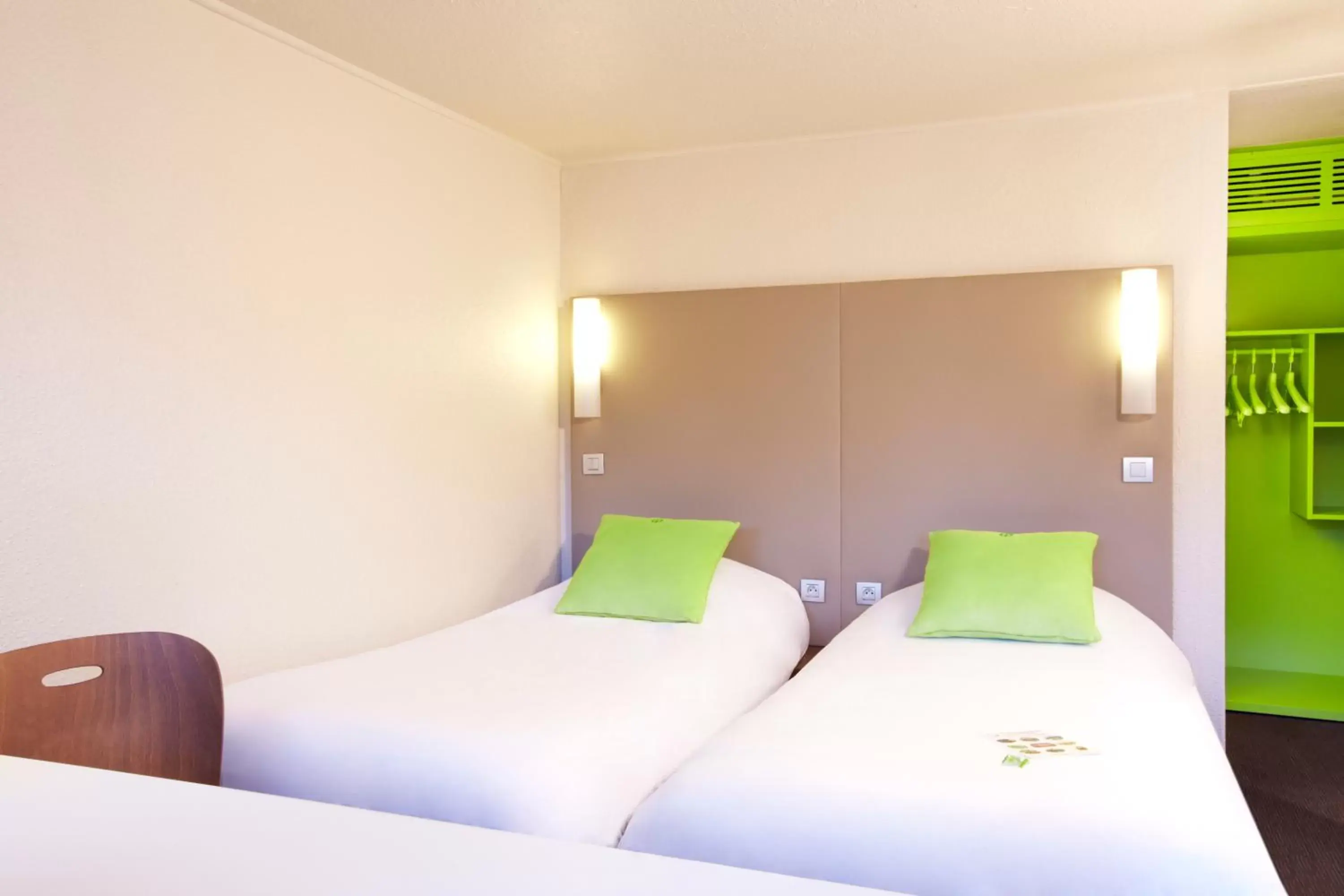 Photo of the whole room, Bed in Campanile Bordeaux Nord - Le Lac