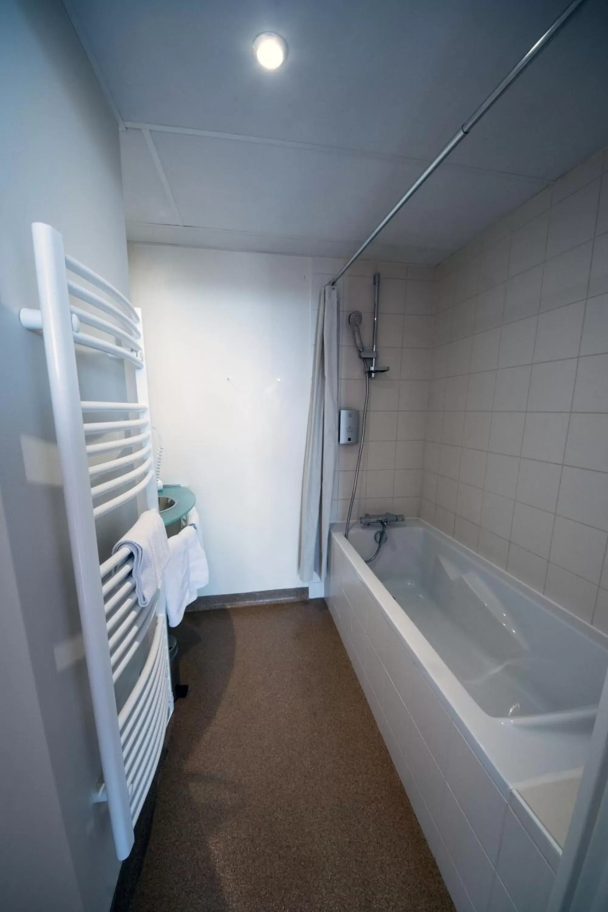 Bathroom in L'HÔTEL de CHARTRES