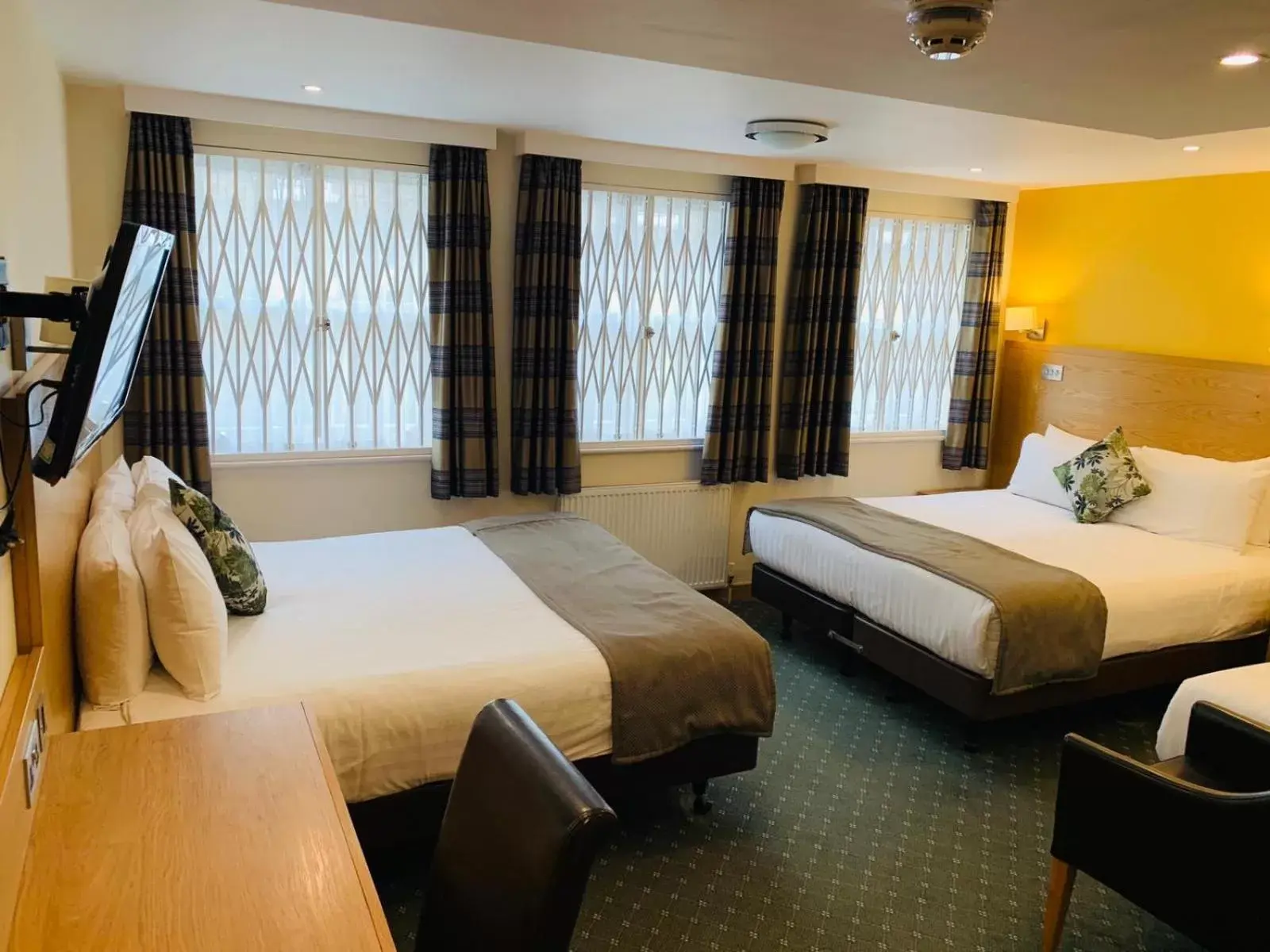 Bedroom, Bed in Regency Hotel Parkside