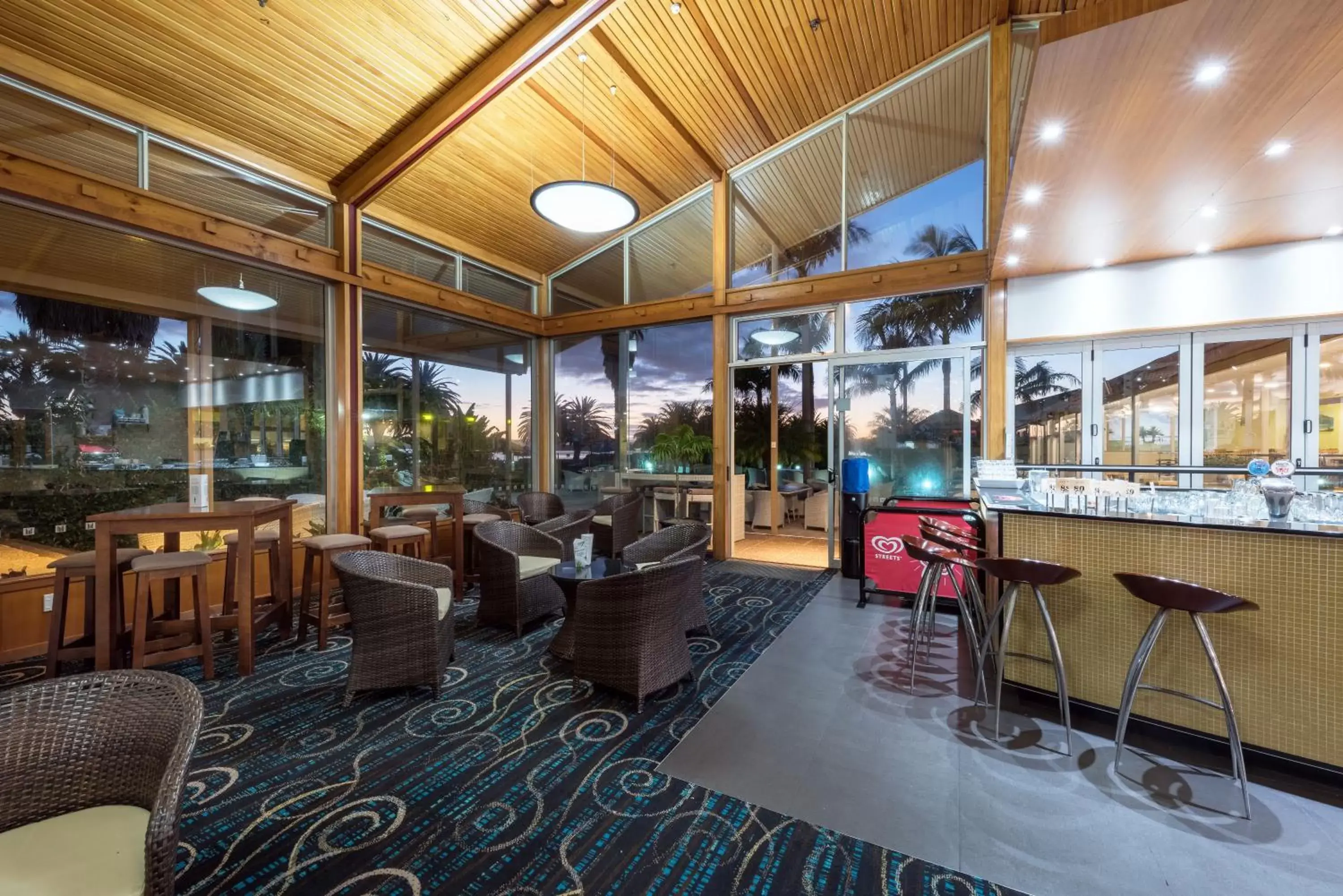 Lounge or bar in Copthorne Hotel & Resort Bay Of Islands Lounge or bar in Copthorne Hotel & Resort Bay Of Islands