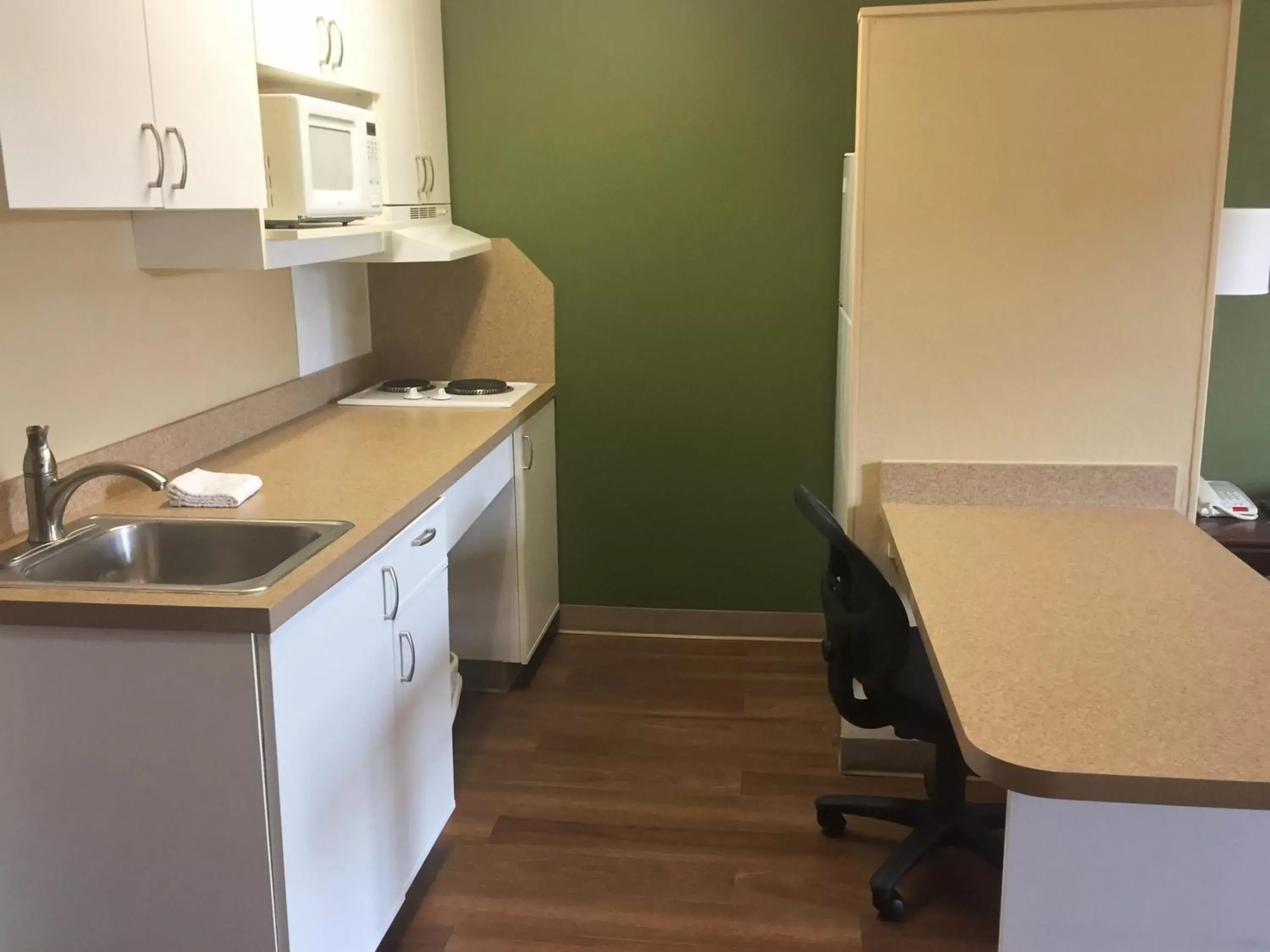 Kitchen or kitchenette, Kitchen/Kitchenette in Extended Stay America Select Suites - Chicago - Downers Grove