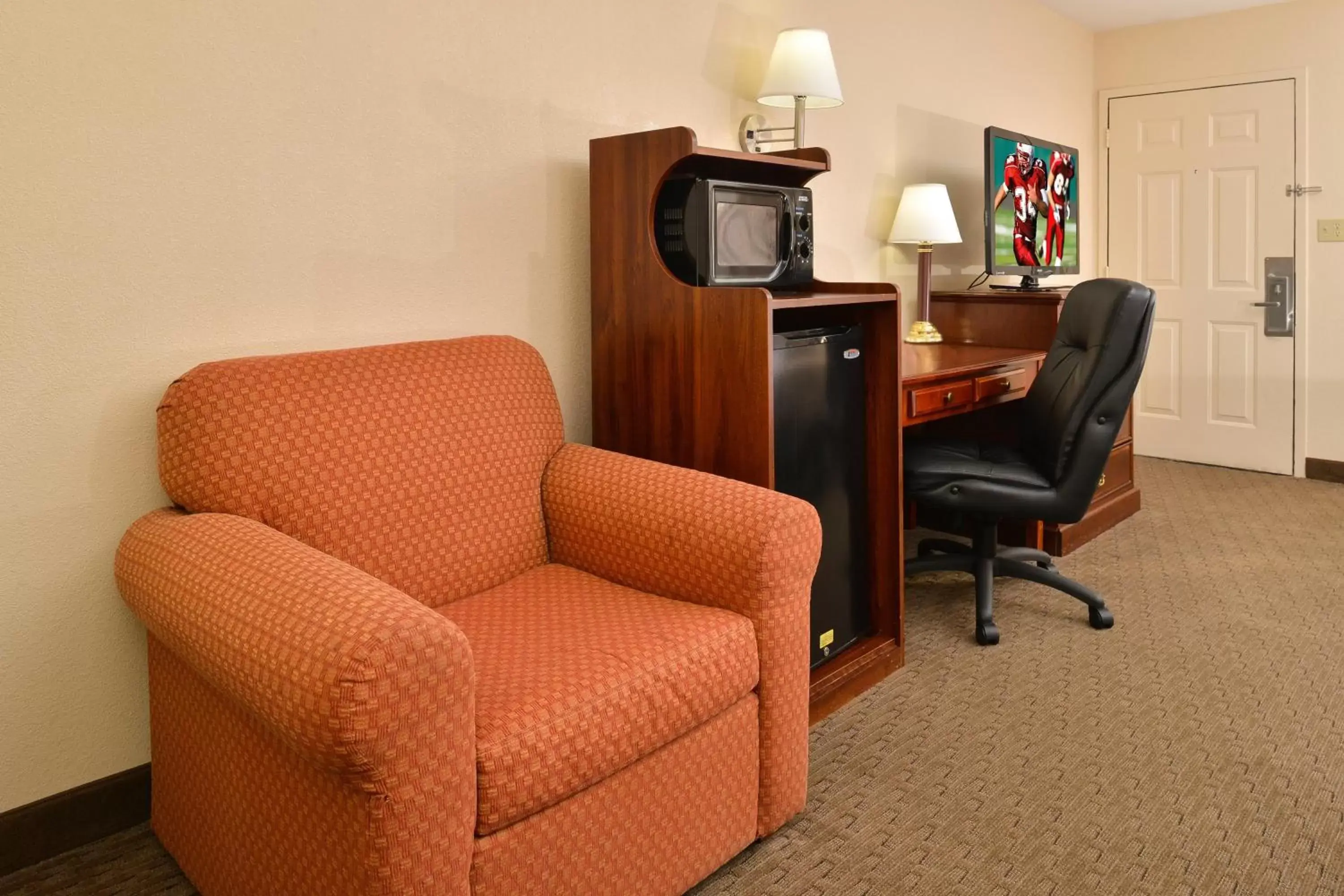 Photo of the whole room, Seating Area in Red Roof Inn Dalton