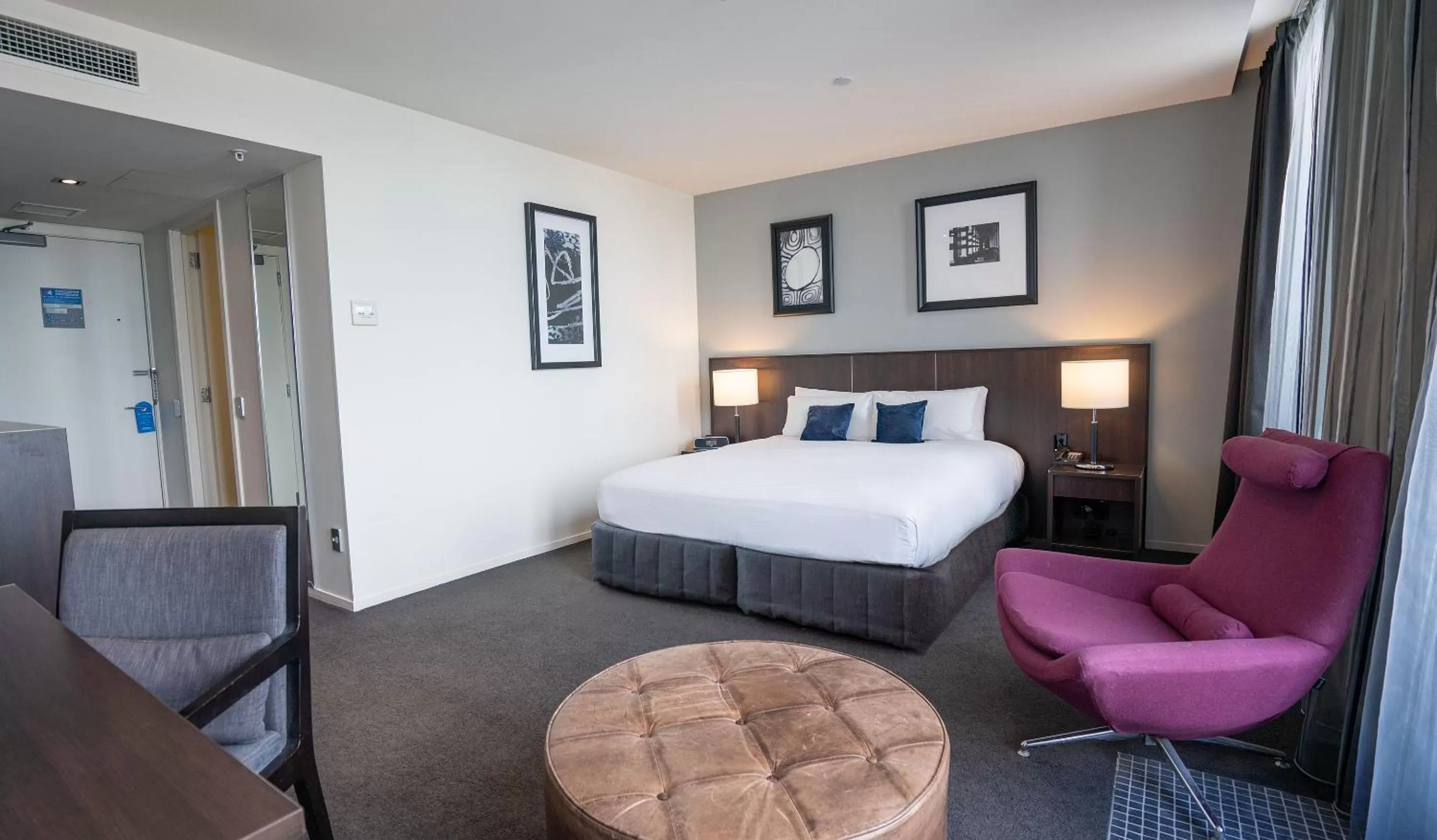 Photo of the whole room, Bed in Scenic Hotel Dunedin City