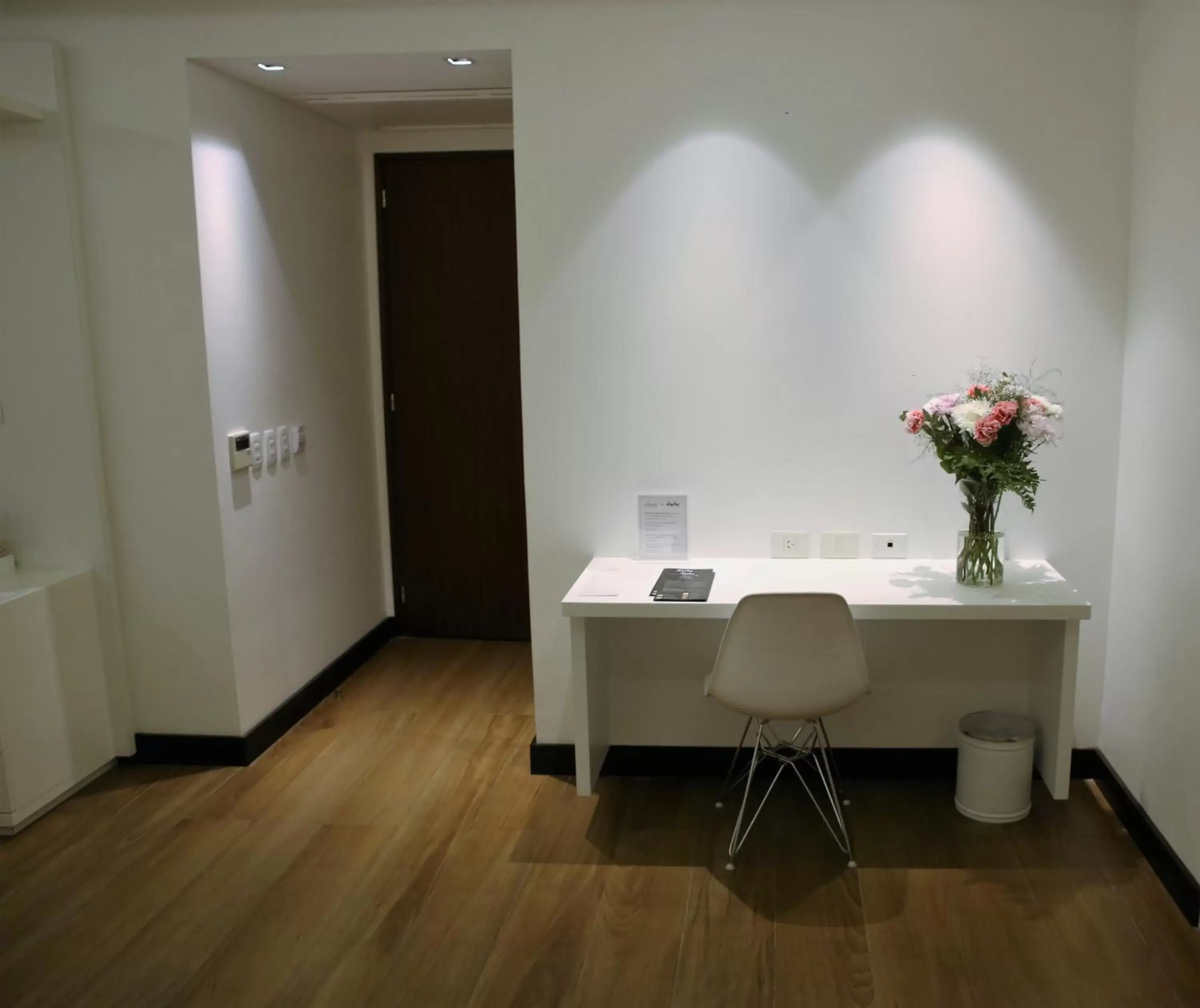 Seating area, Bathroom in Ilum Experience Home