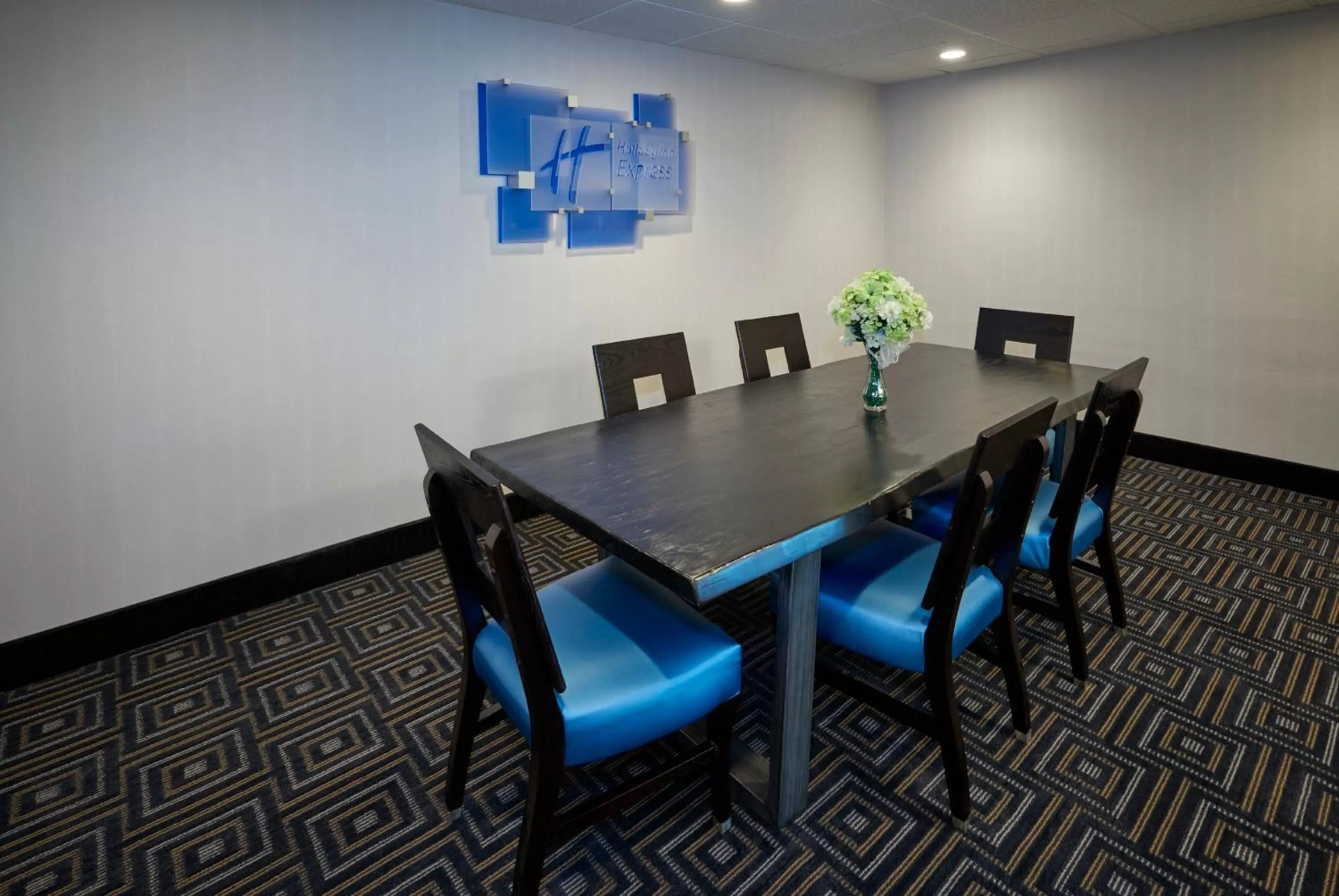Meeting/conference room in Holiday Inn Express & Suites Birmingham South - Pelham by IHG