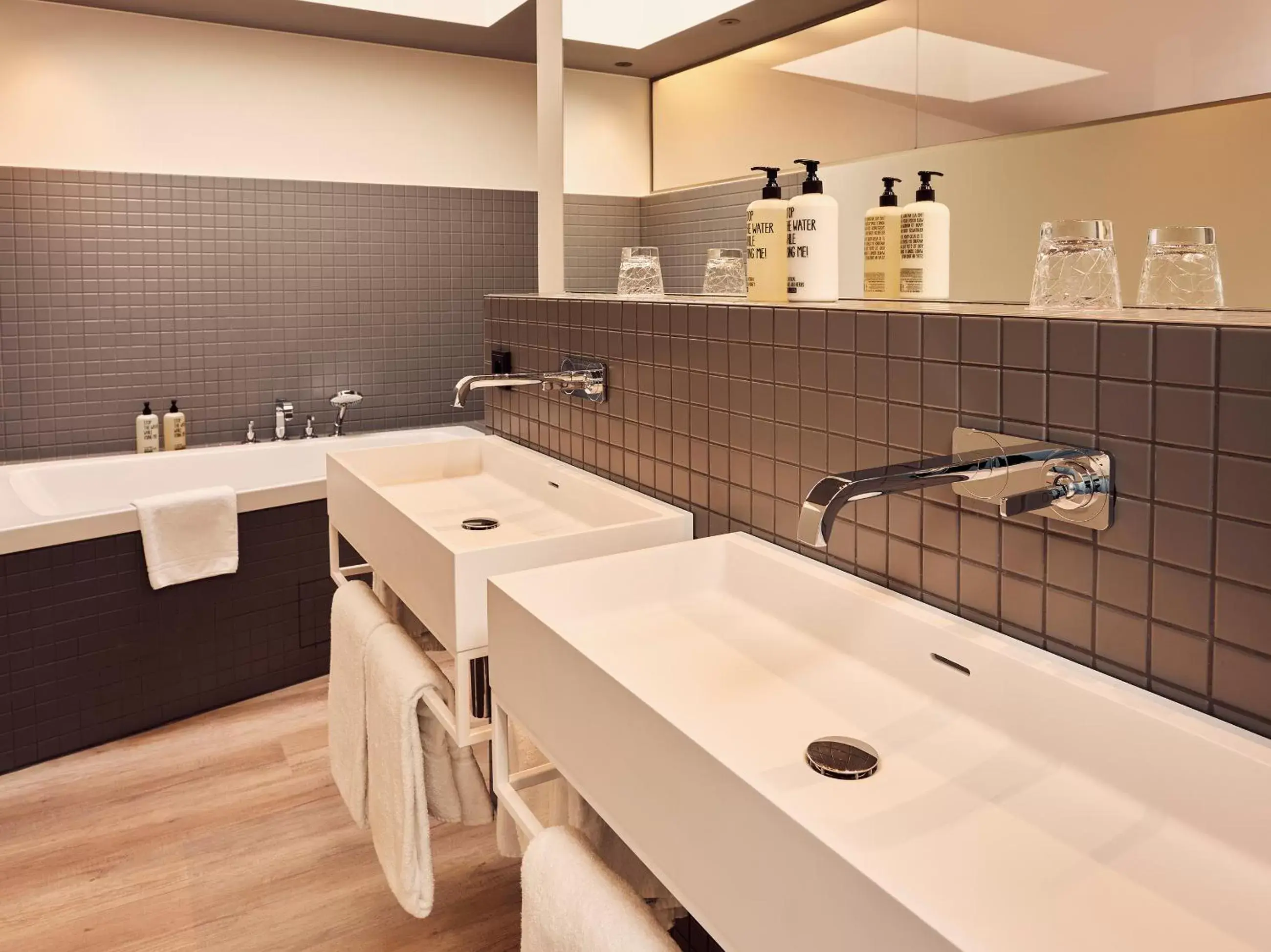 Bathroom, Kitchen/Kitchenette in Schwabinger Wahrheit by Geisel