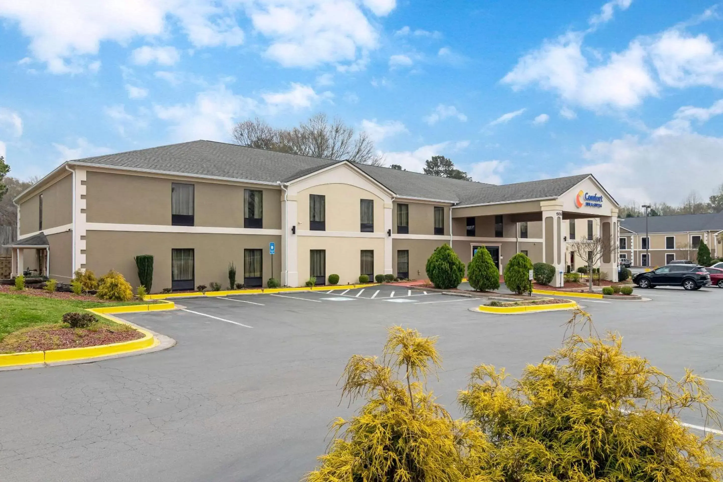 Property Building in Comfort Inn & Suites