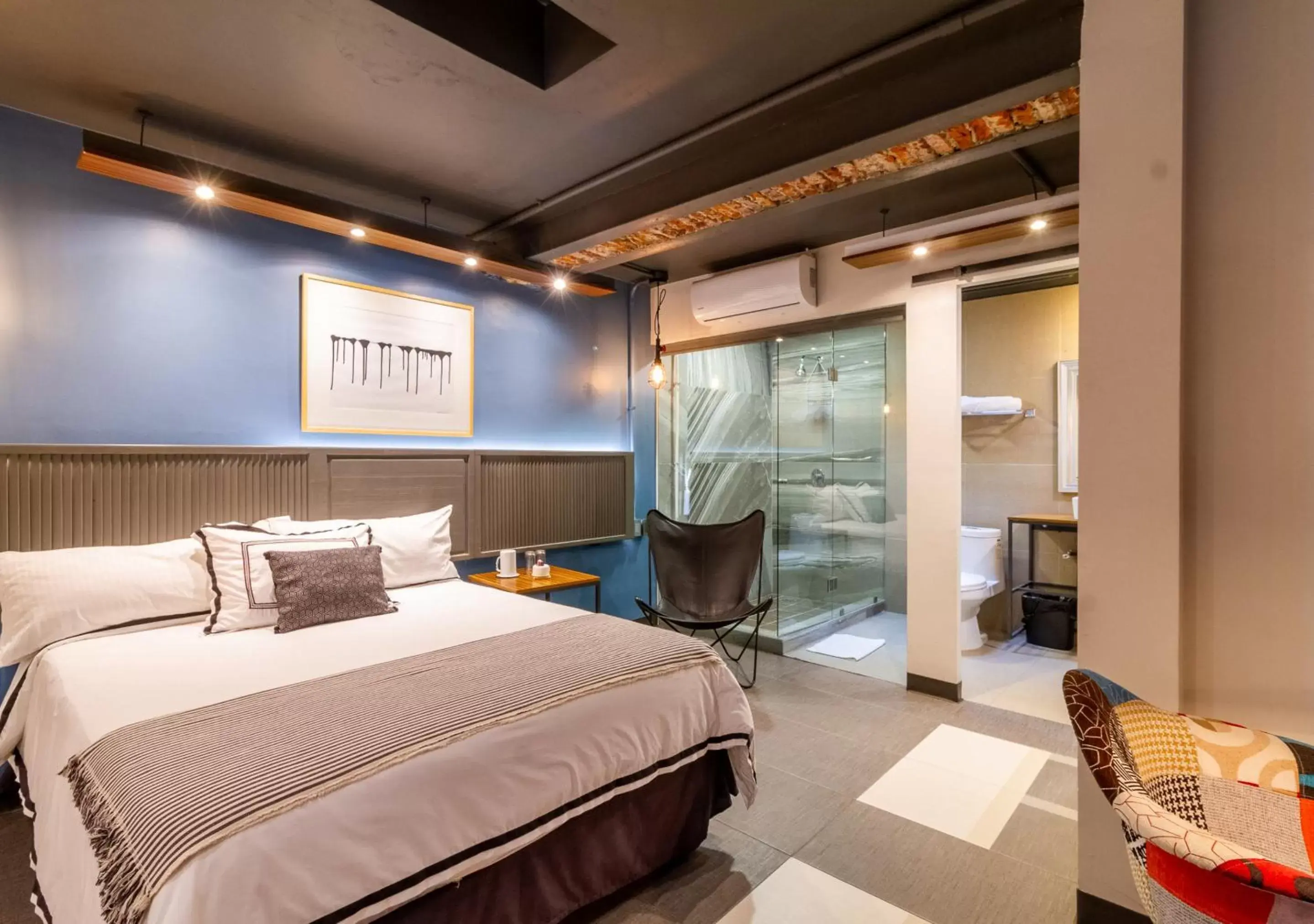 Standard Queen Room in The Yellow by DOT Boutique Standard Queen Room in The Yellow by DOT Boutique