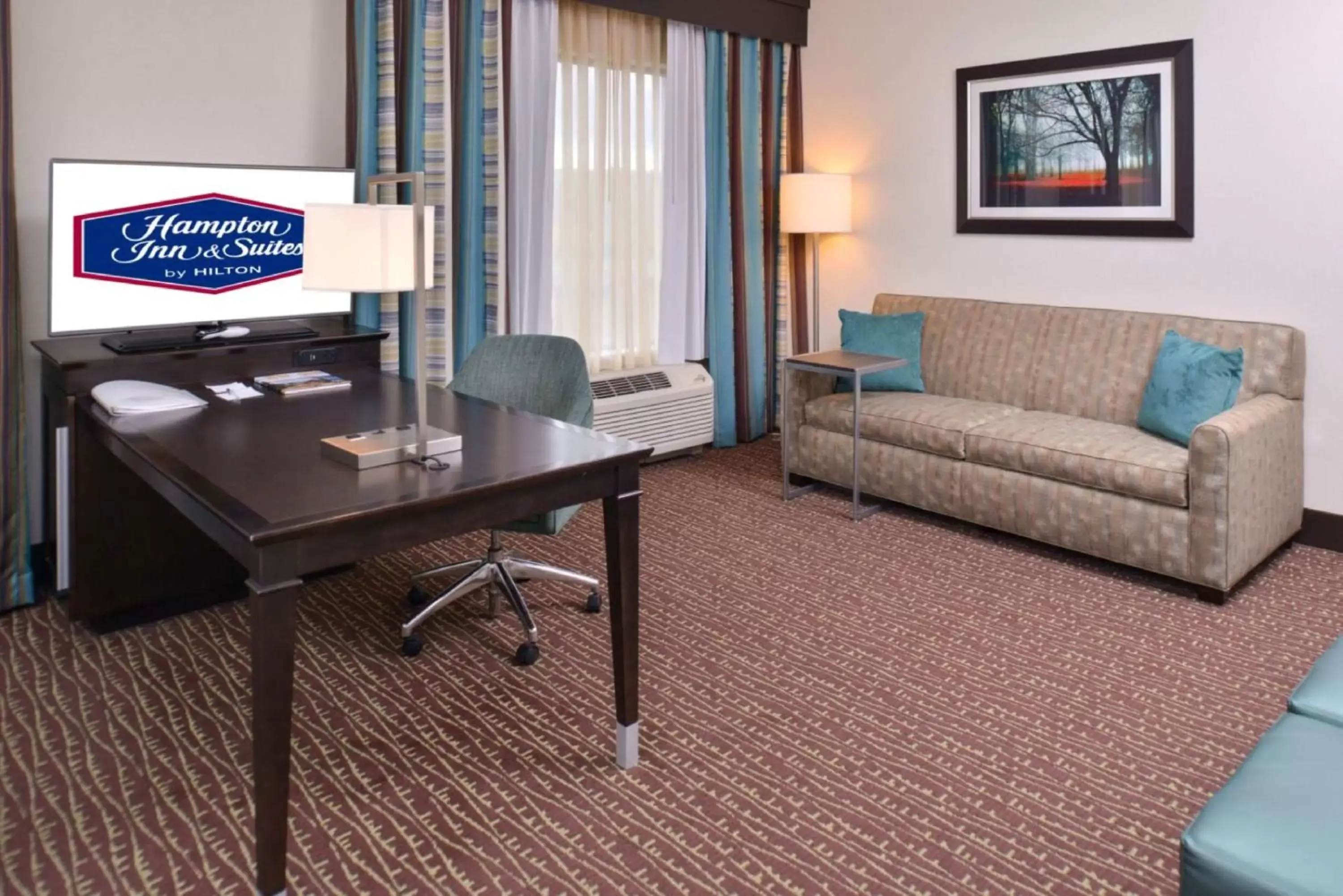 Bedroom, Seating Area in Hampton Inn & Suites Bend