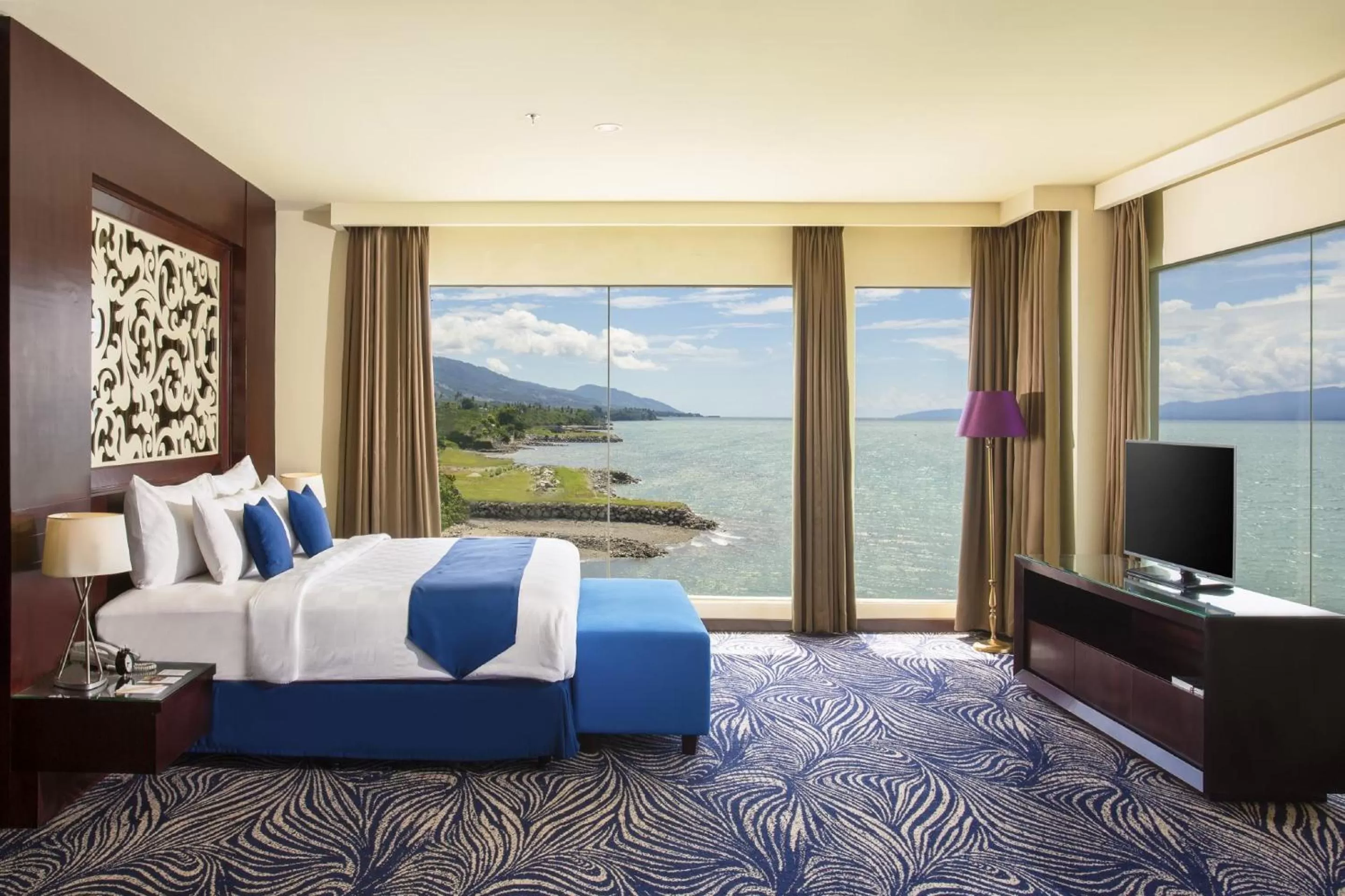 Bedroom, Bed in Swiss-Belhotel Silae Palu
