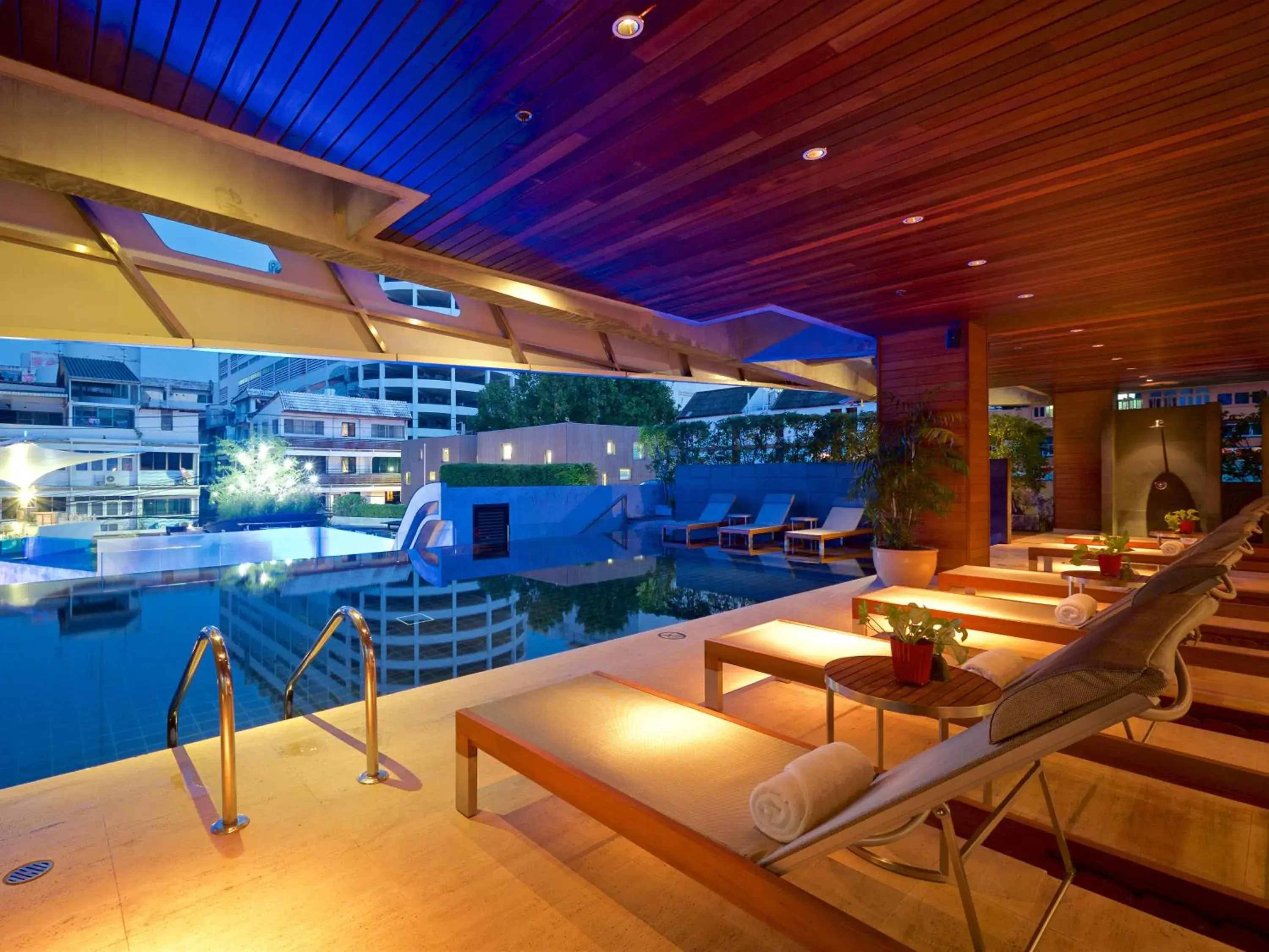 Swimming pool, Restaurant/Places to Eat in LiT BANGKOK Hotel - SHA Extra Plus