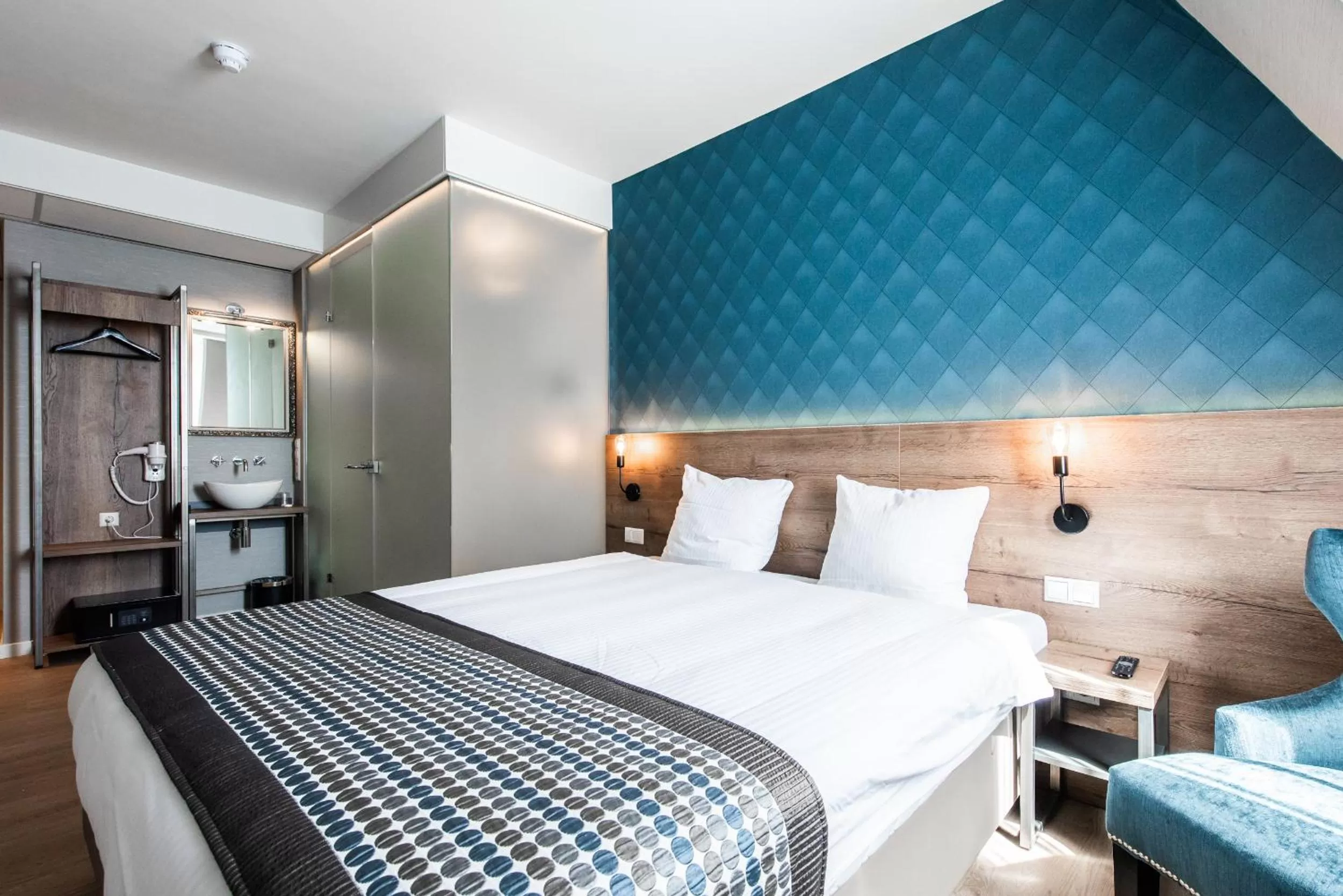 Bedroom, Bed in Melrose Hotel