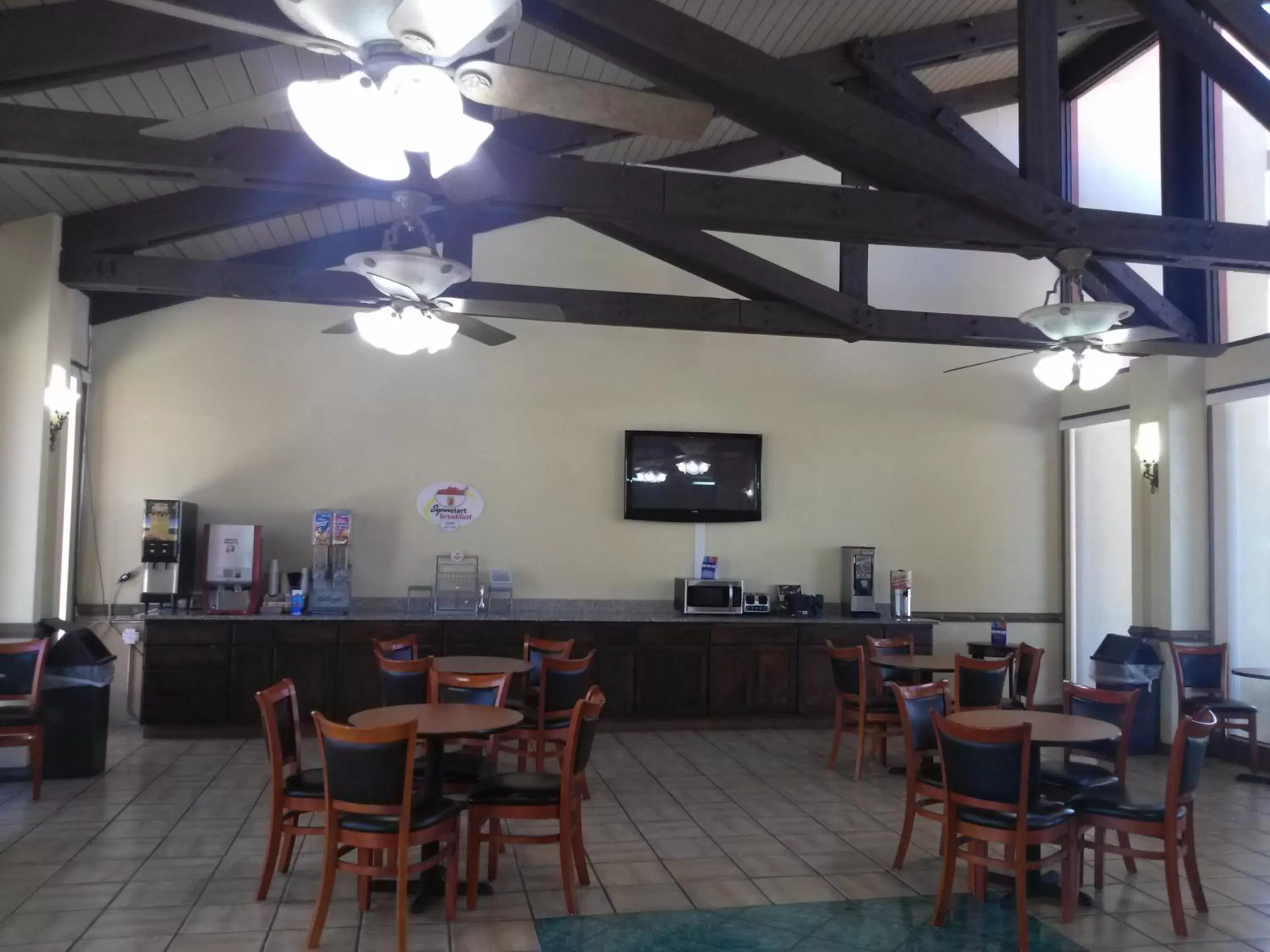 Coffee/tea facilities, Restaurant/Places to Eat in Super 8 by Wyndham Kerrville TX