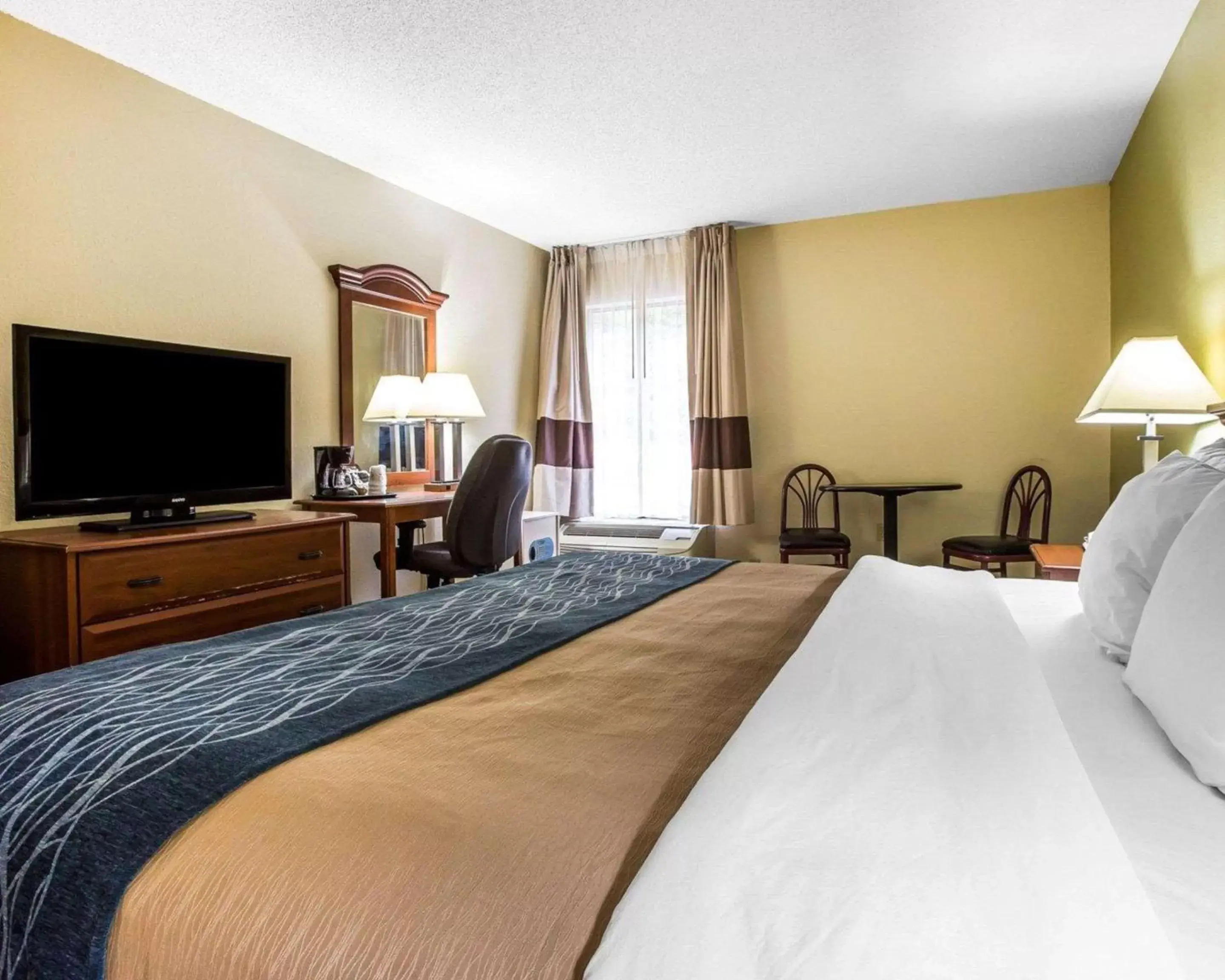 Photo of the whole room, Bed in Quality Inn Darien-North Brunswick