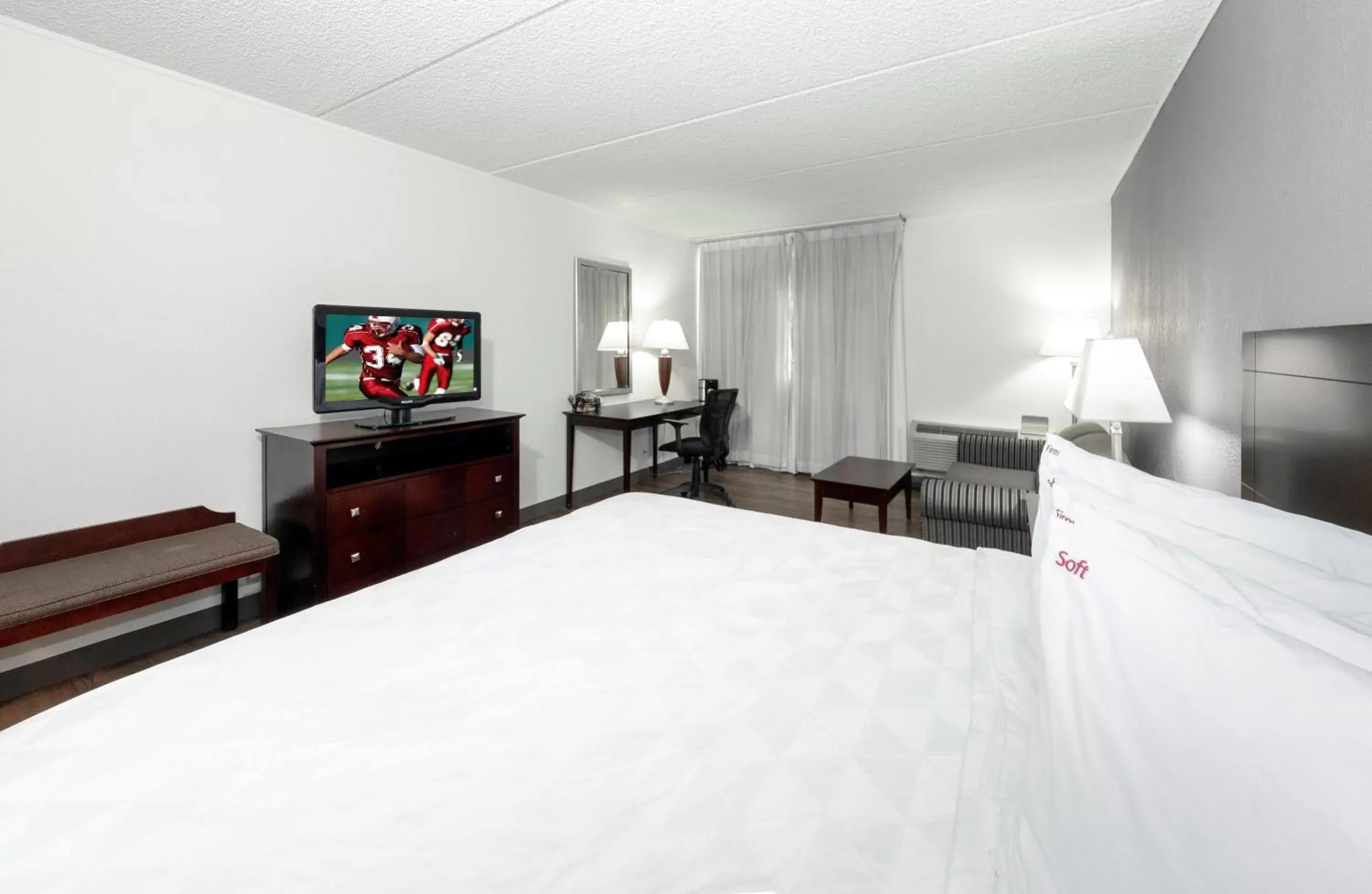 Photo of the whole room, Bed in Red Roof Inn PLUS Newark Liberty Airport - Carteret