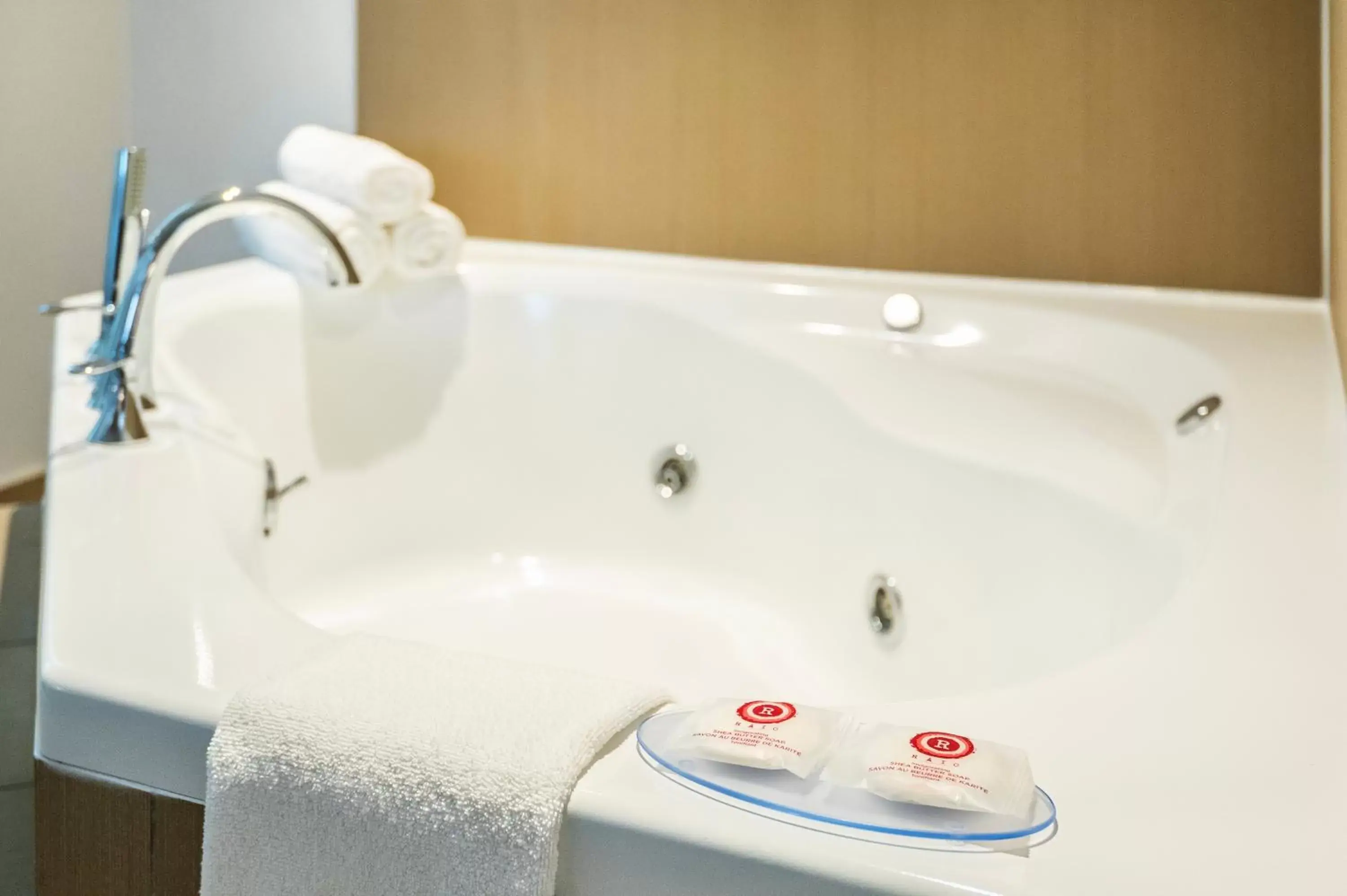 Hot Tub, Bathroom in Comfort Inn & Suites Barrie