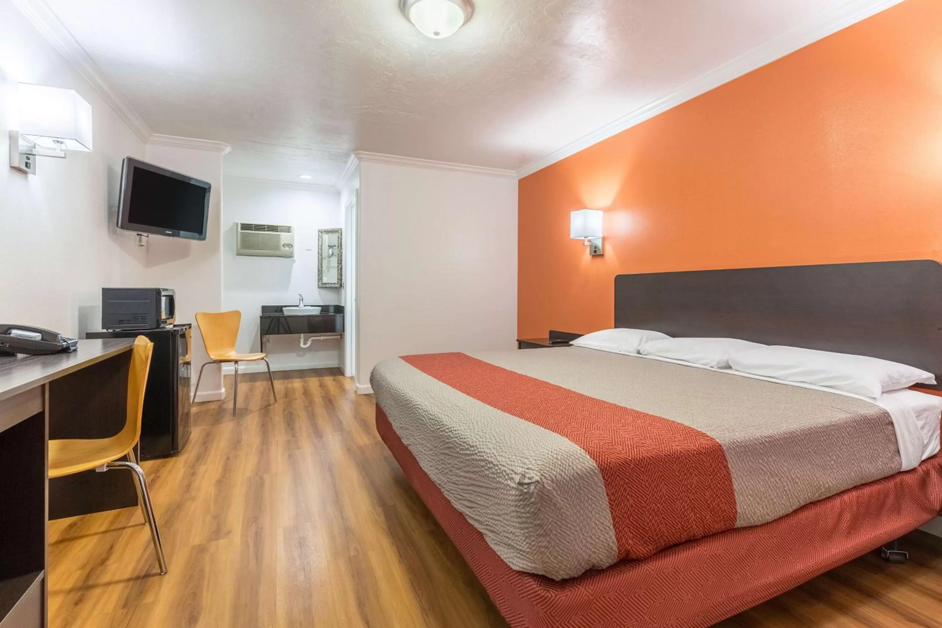 TV and multimedia, Bed in Motel 6 Tremonton, Utah