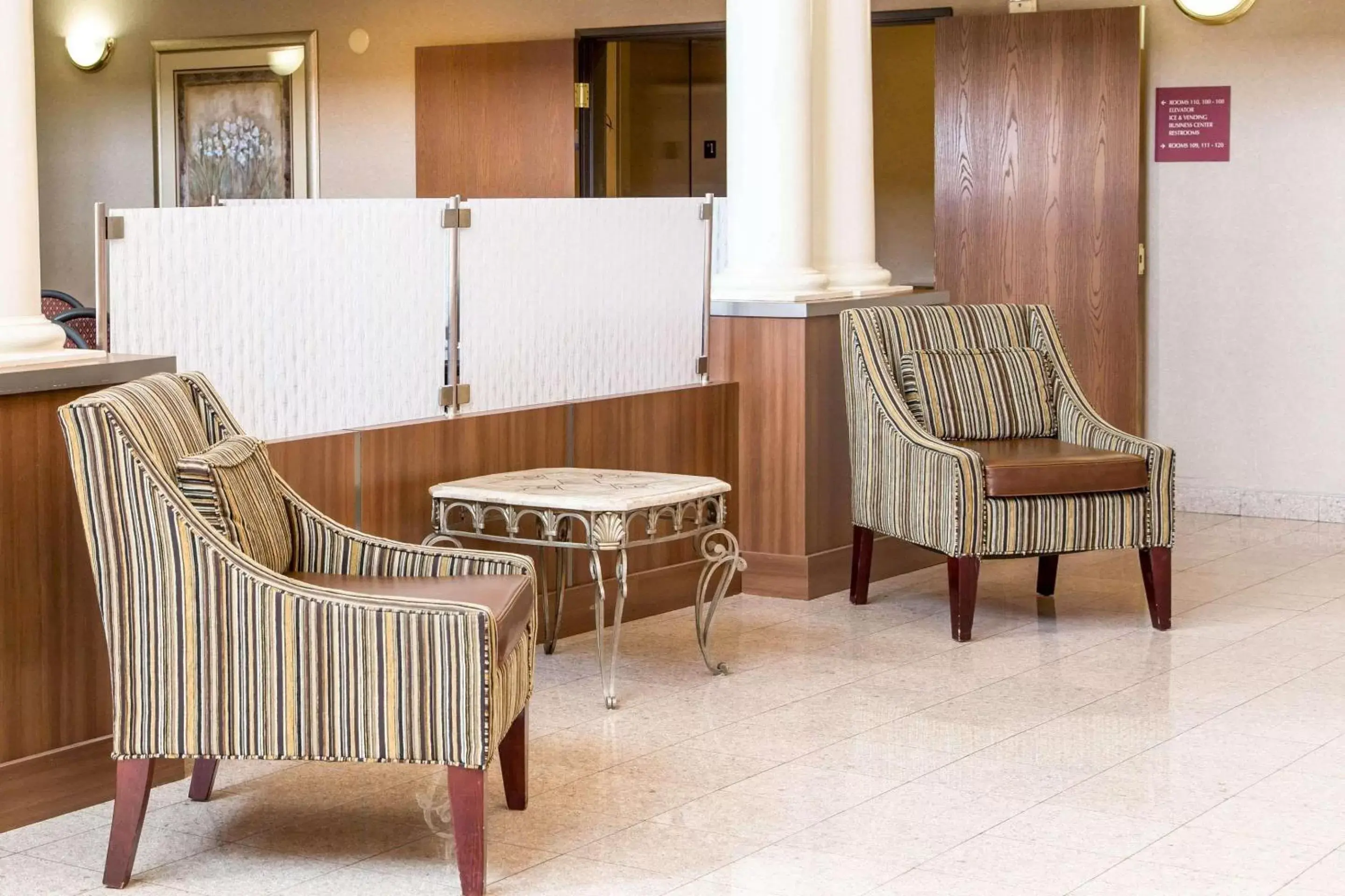 Lobby or reception, Seating Area in Comfort Suites North Fossil Creek