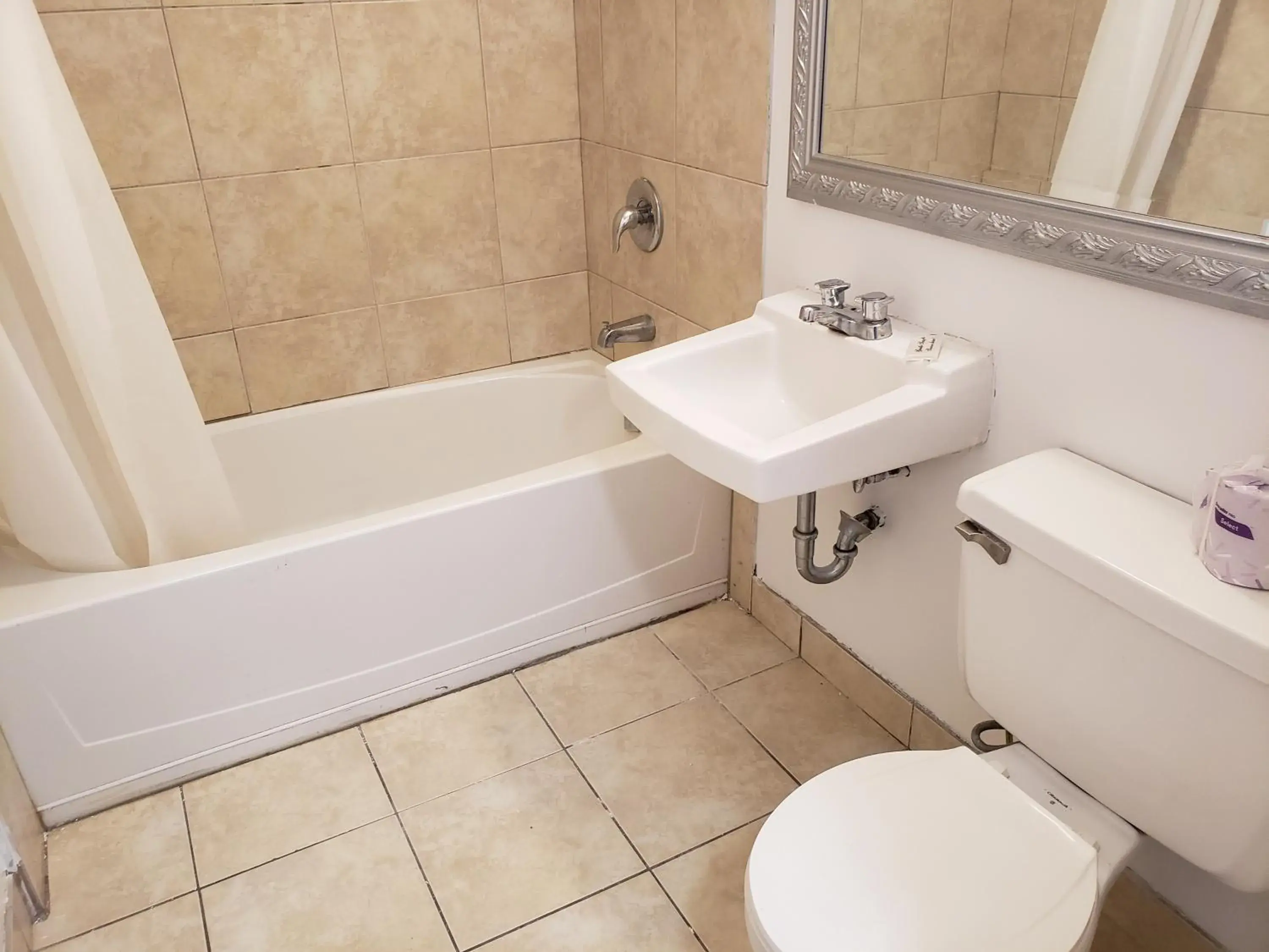 Toilet, Bathroom in Niagara Falls Courtside Inn