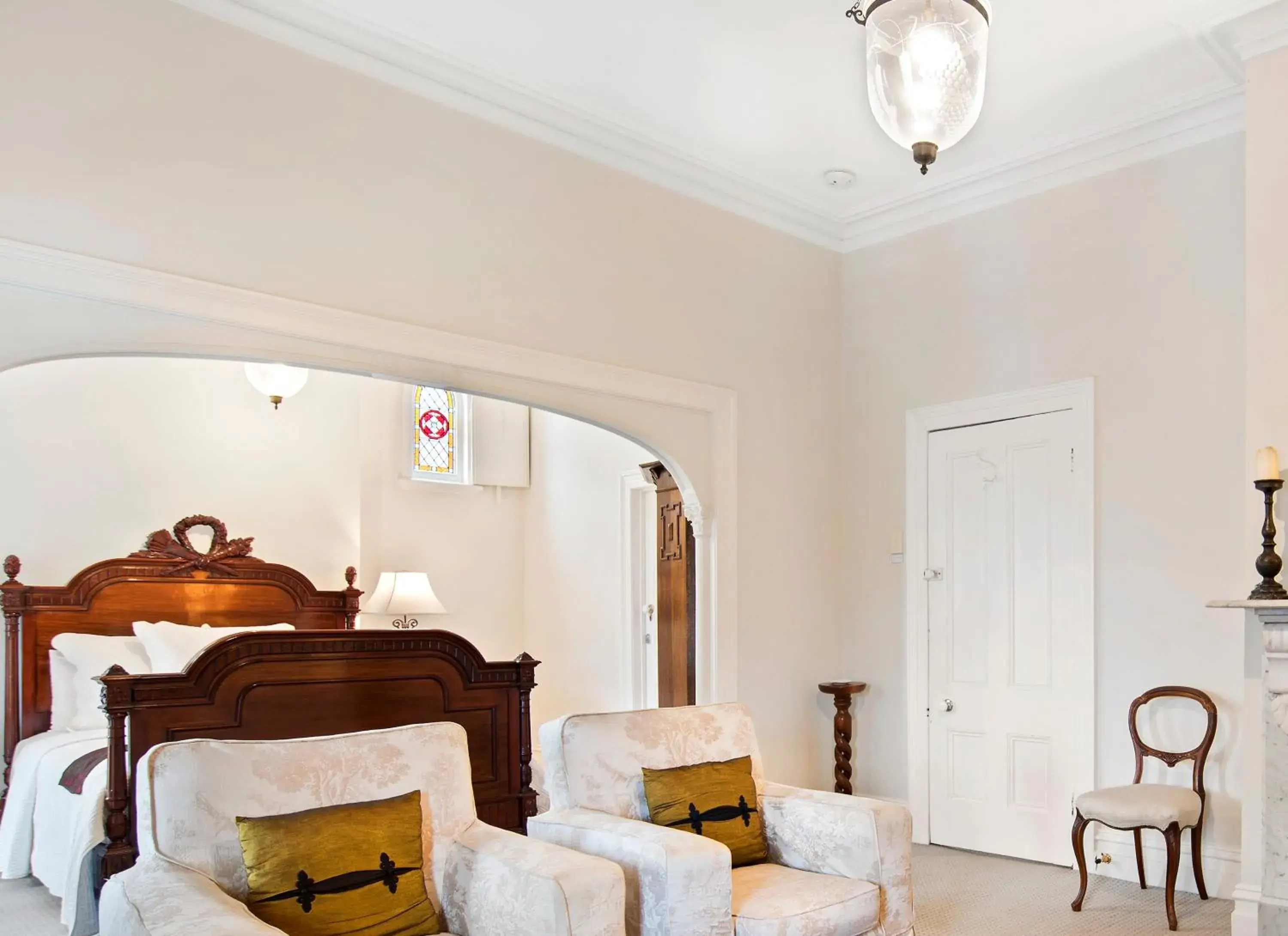 Bed, Seating Area in Captains Retreat Apartments and Cottages