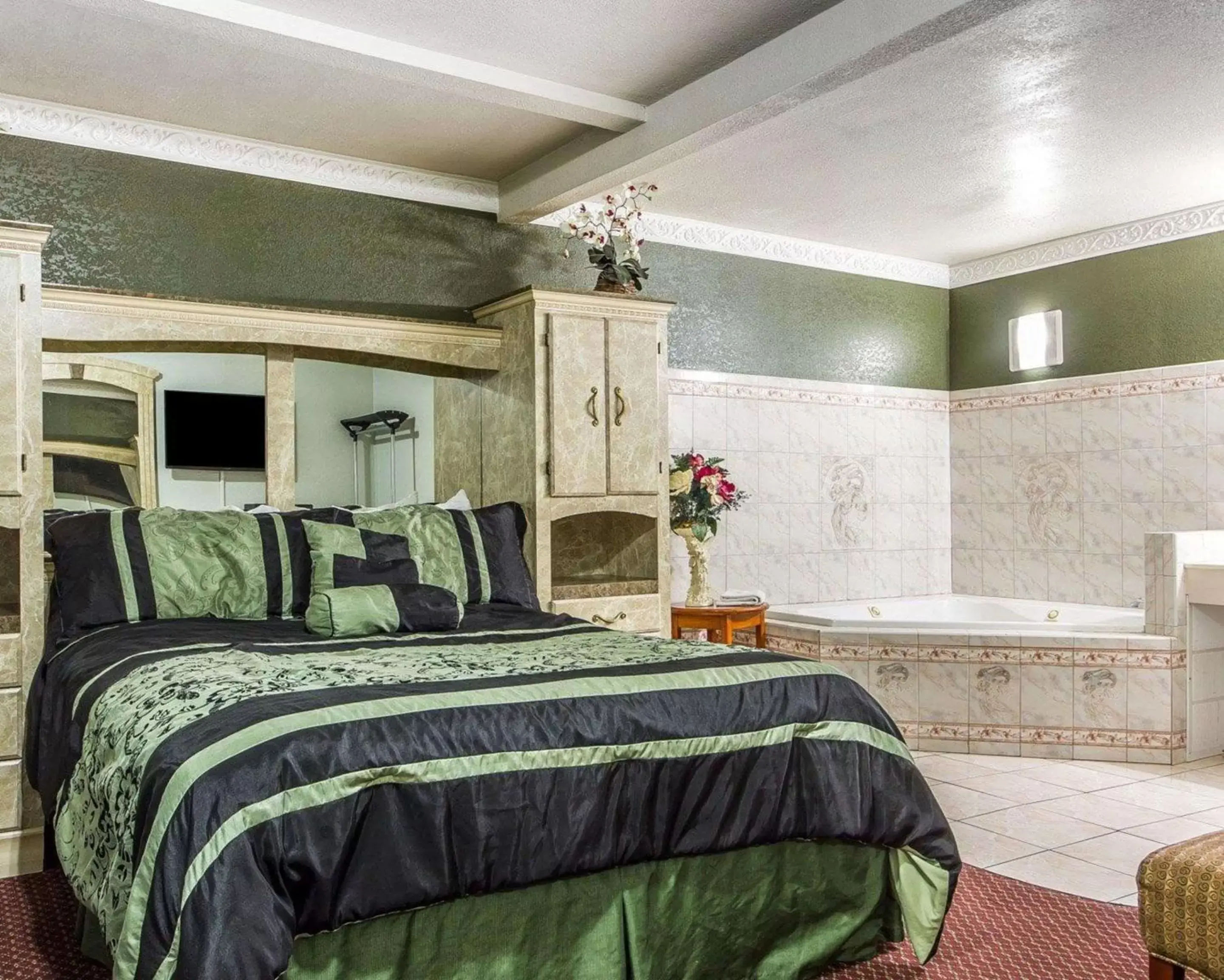 Photo of the whole room, Bed in Rodeway Inn Chico University Area Photo of the whole room, Bed in Rodeway Inn Chico University Area