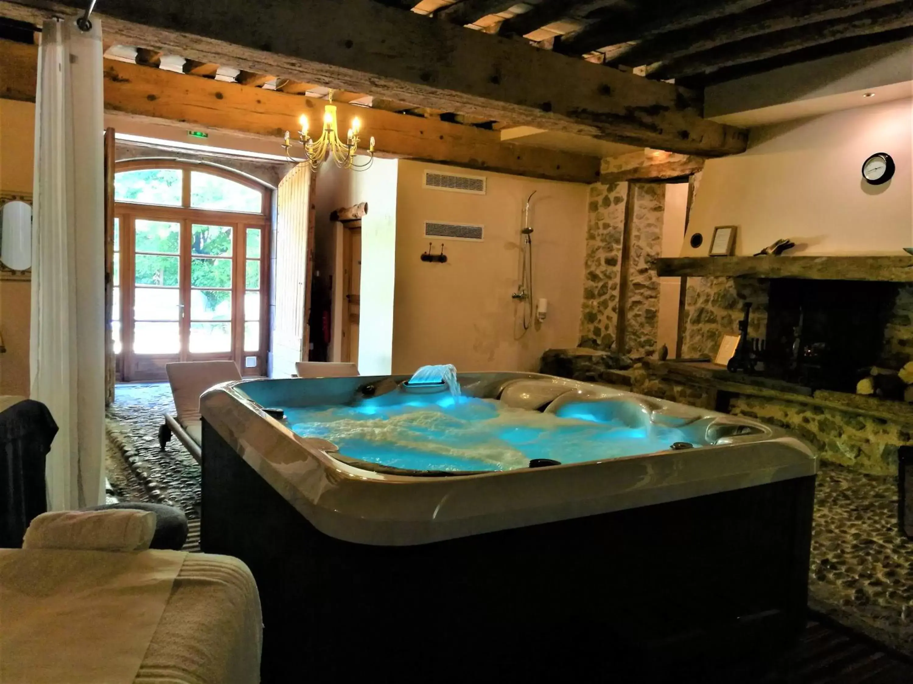 Hot Tub in Hotel Logis - Chateau de Beauregard