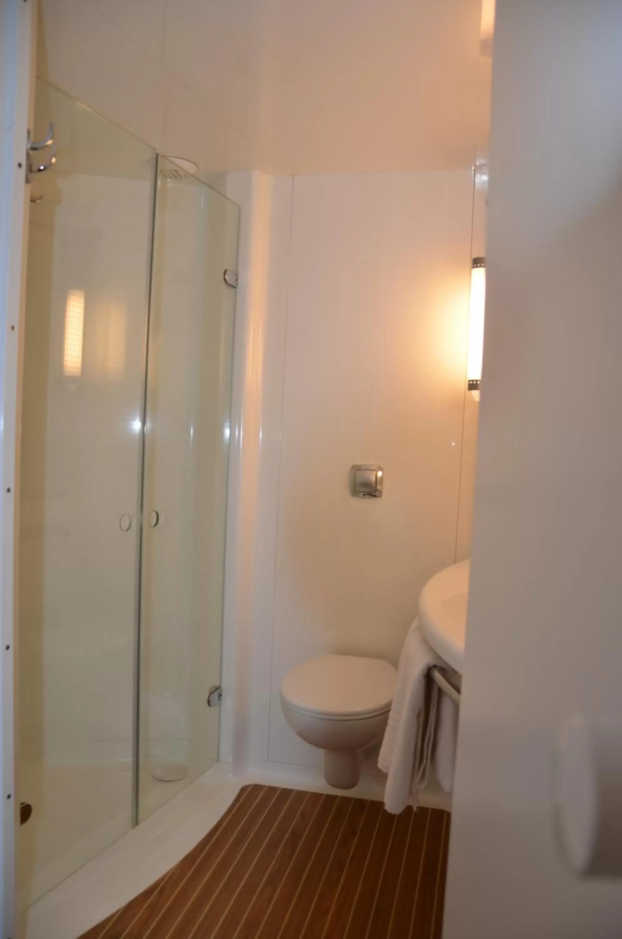 Shower, Bathroom in ibis Issoire