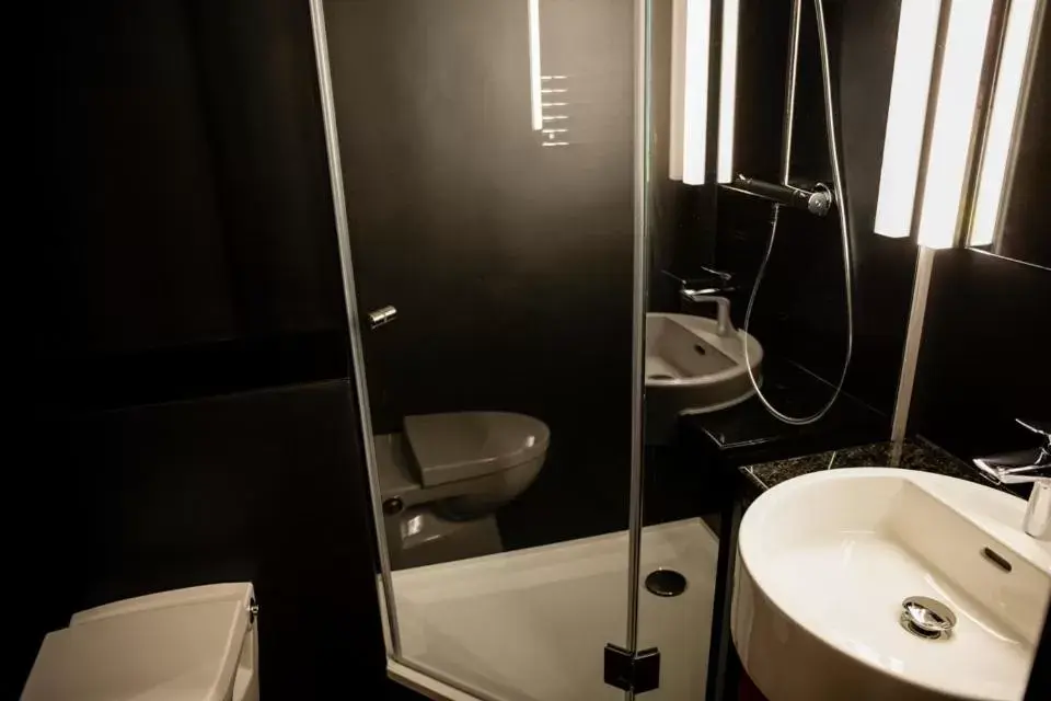 Shower, Bathroom in GINN Hotel Hamburg Elbspeicher