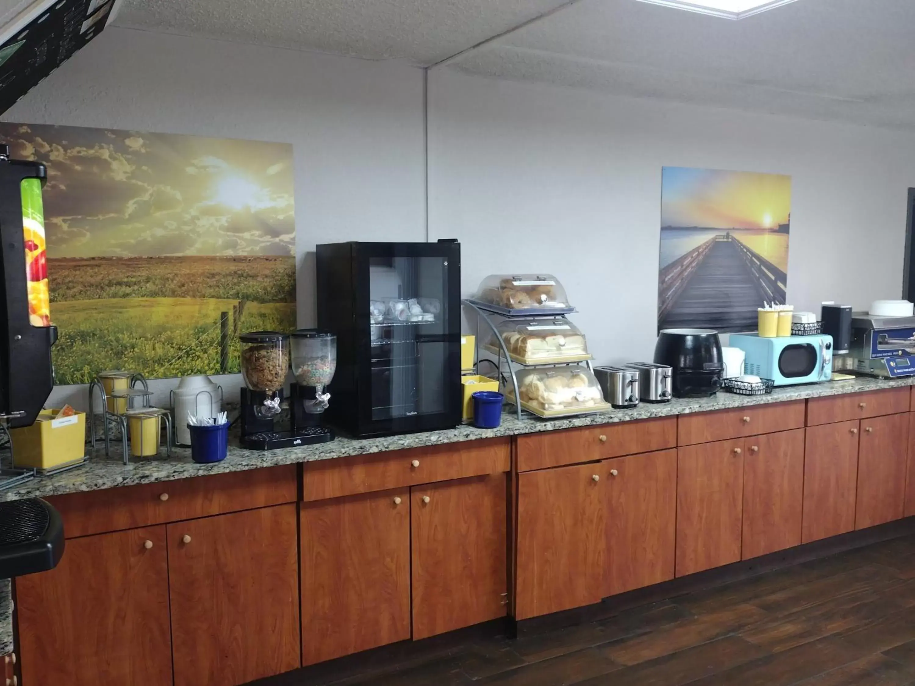 Coffee/tea facilities, Kitchen/Kitchenette in Days Inn by Wyndham Wildwood I-75