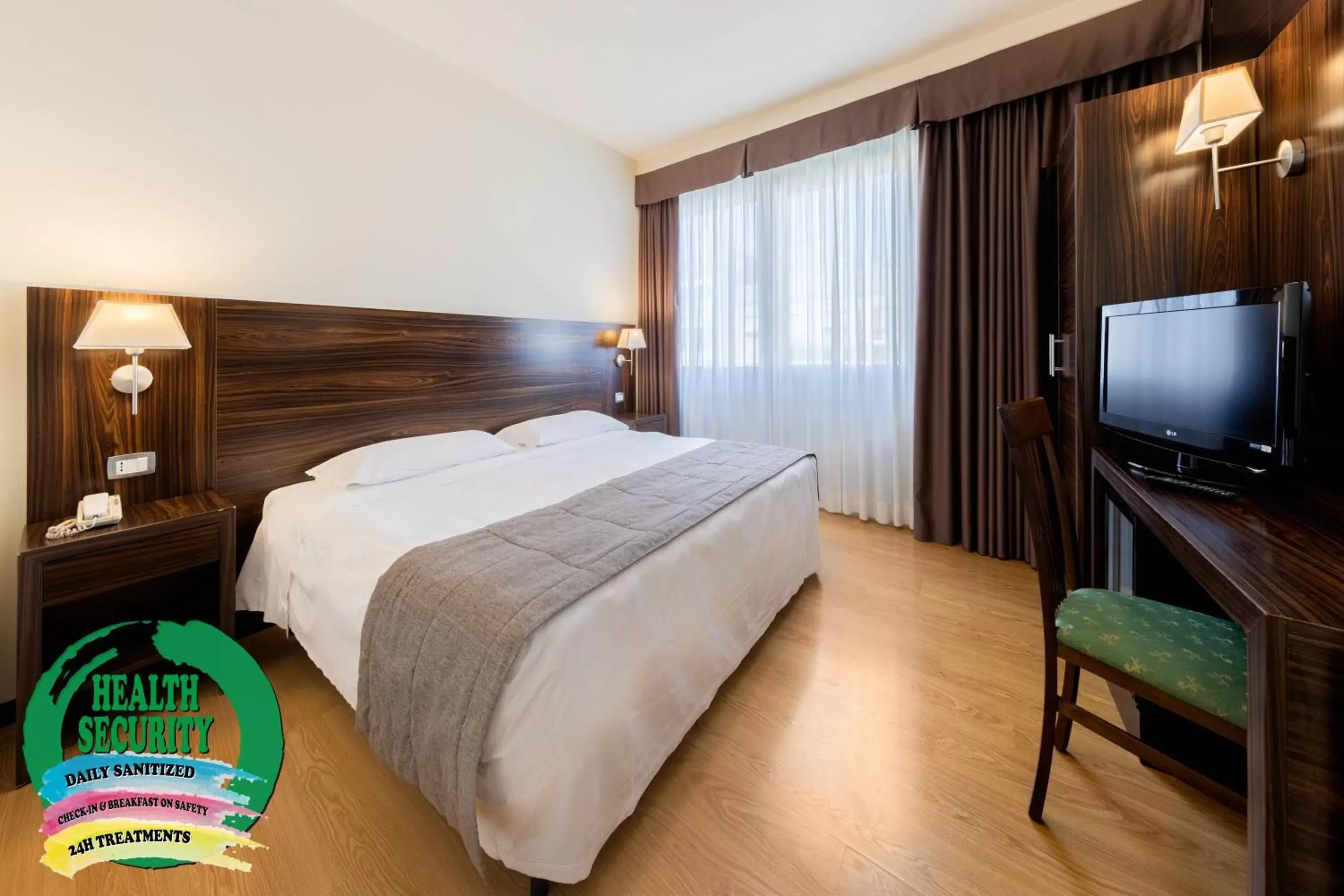 Bedroom, Bed in Hotel Delfino Venezia Mestre