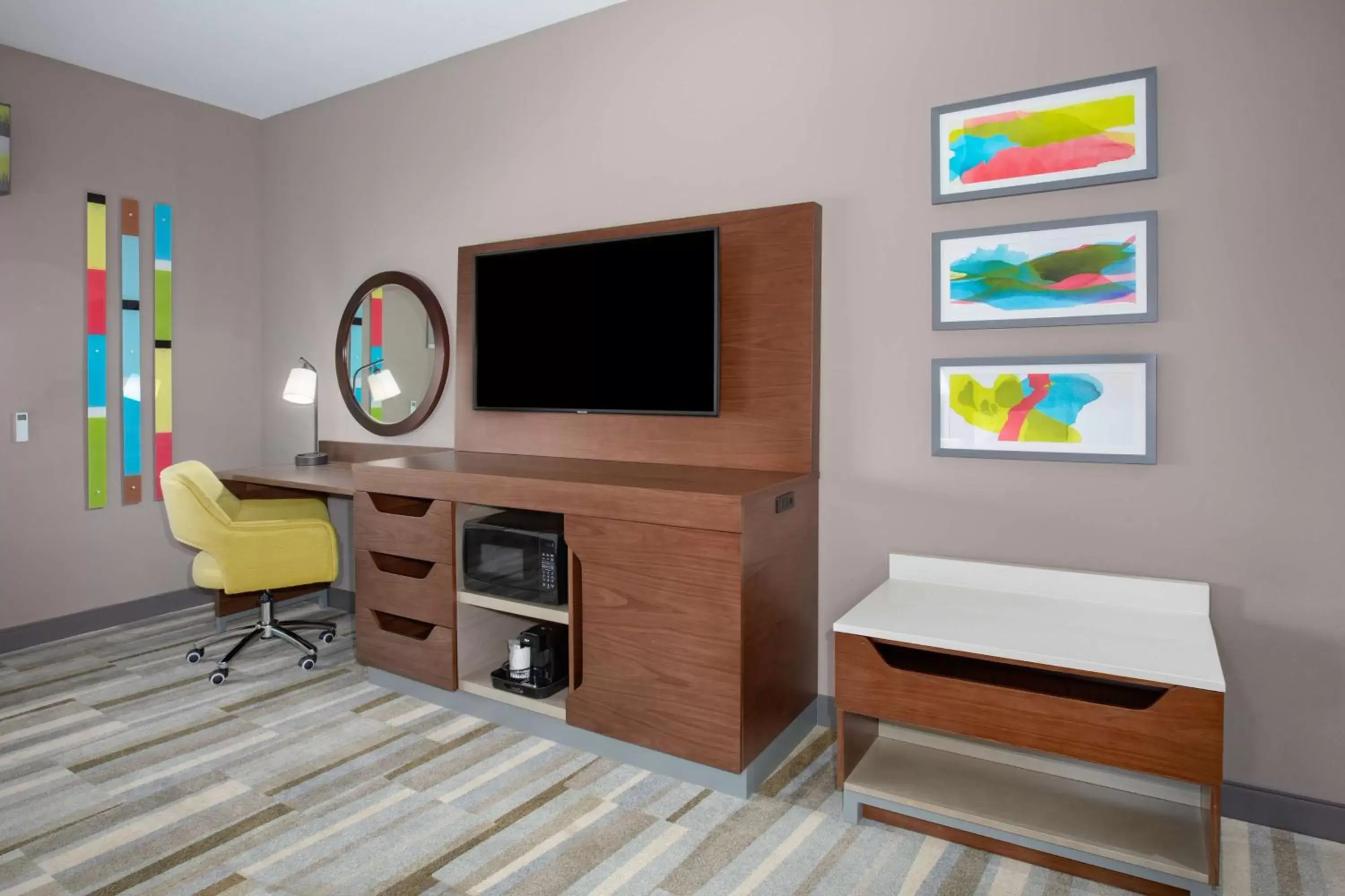 Bedroom, TV/Entertainment Center in Hampton Inn & Suites Watsonville