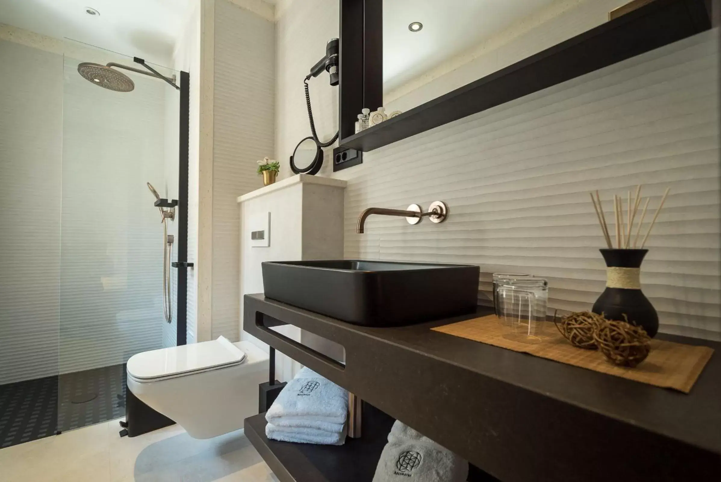 Bathroom, Kitchen/Kitchenette in Murum Heritage Hotel