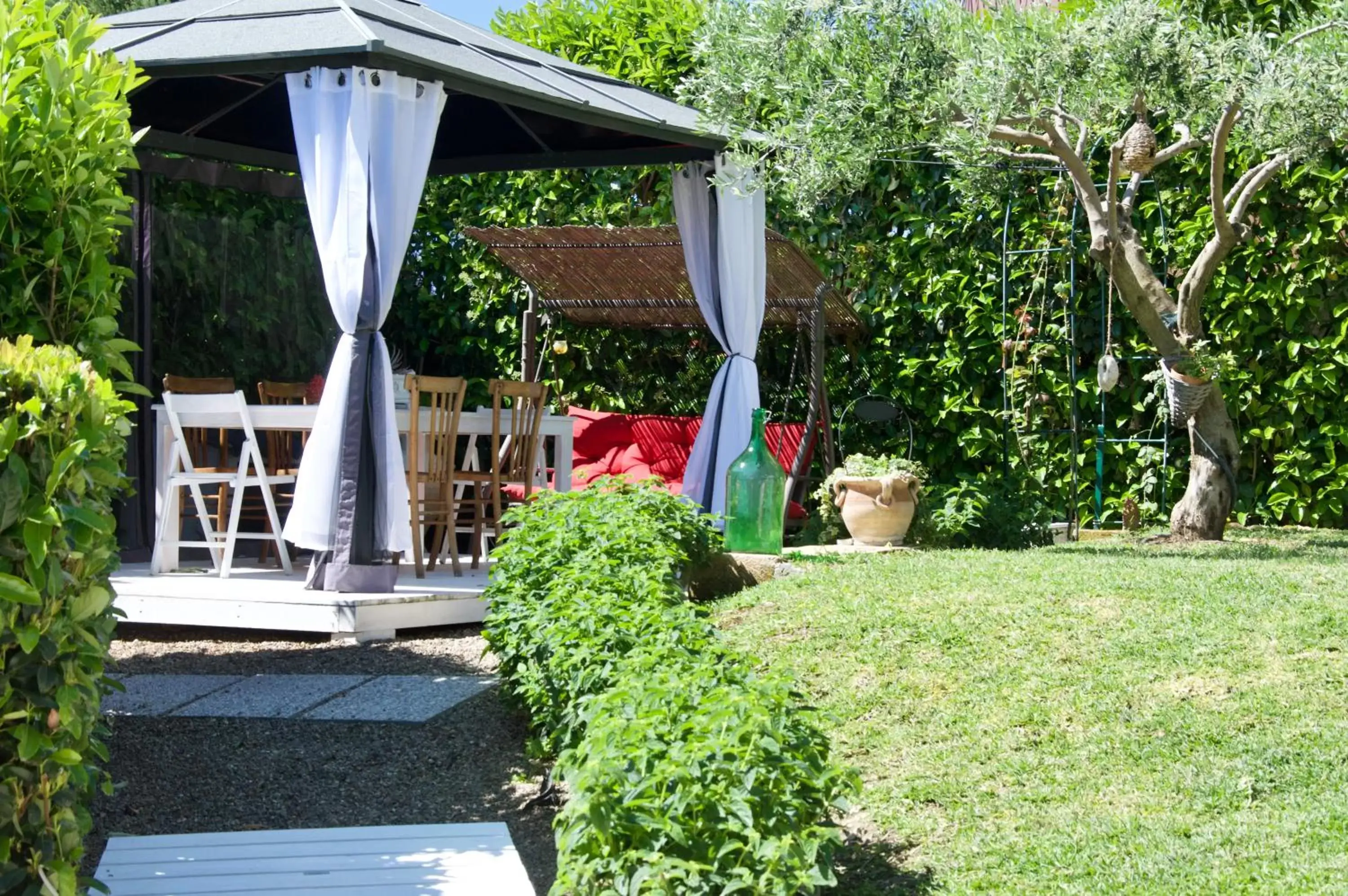 Garden in Villa Volli Three Rooms