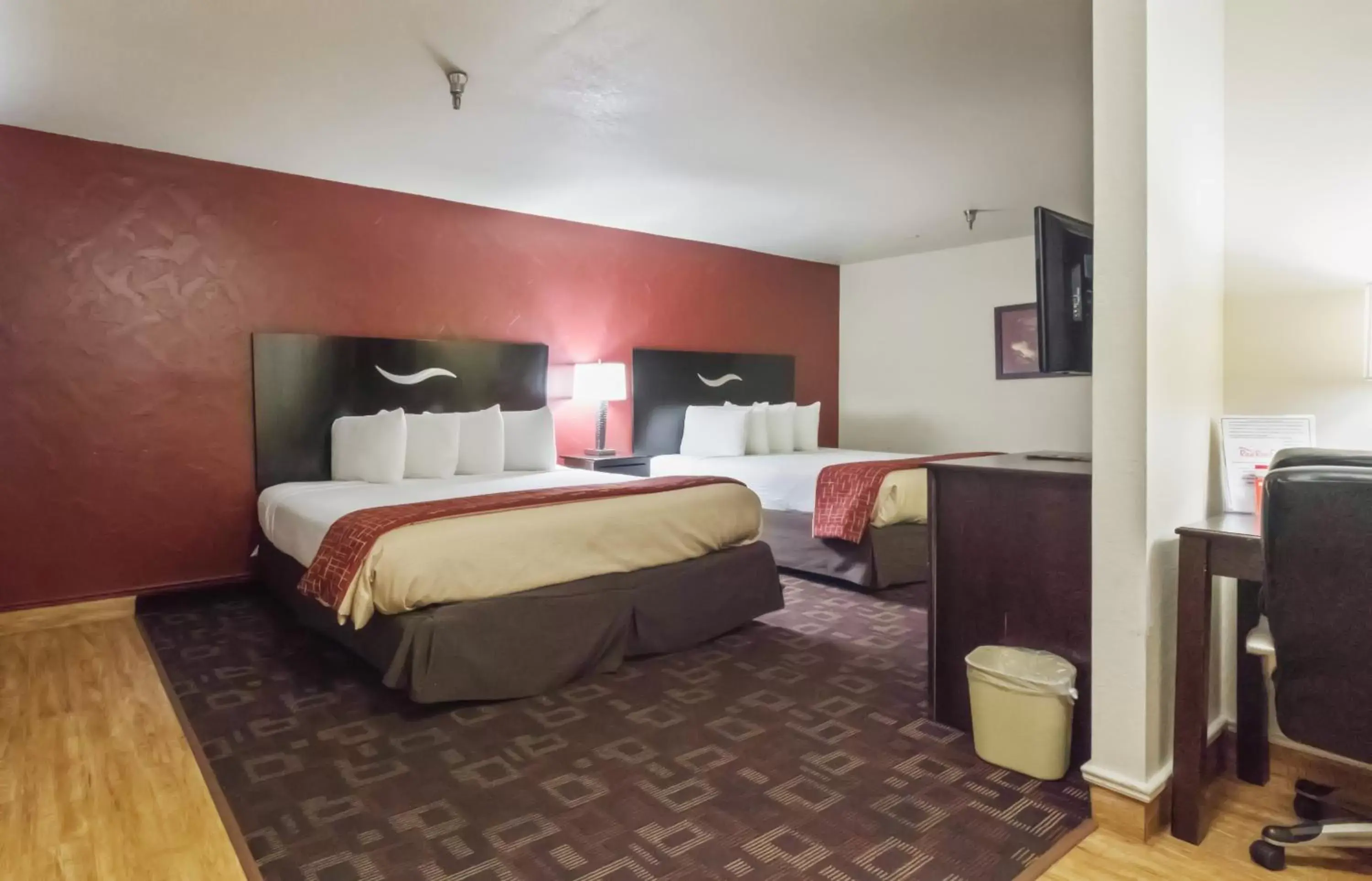 Photo of the whole room, Bed in Red Roof Inn Oklahoma Airport I 40 W Fairgrounds