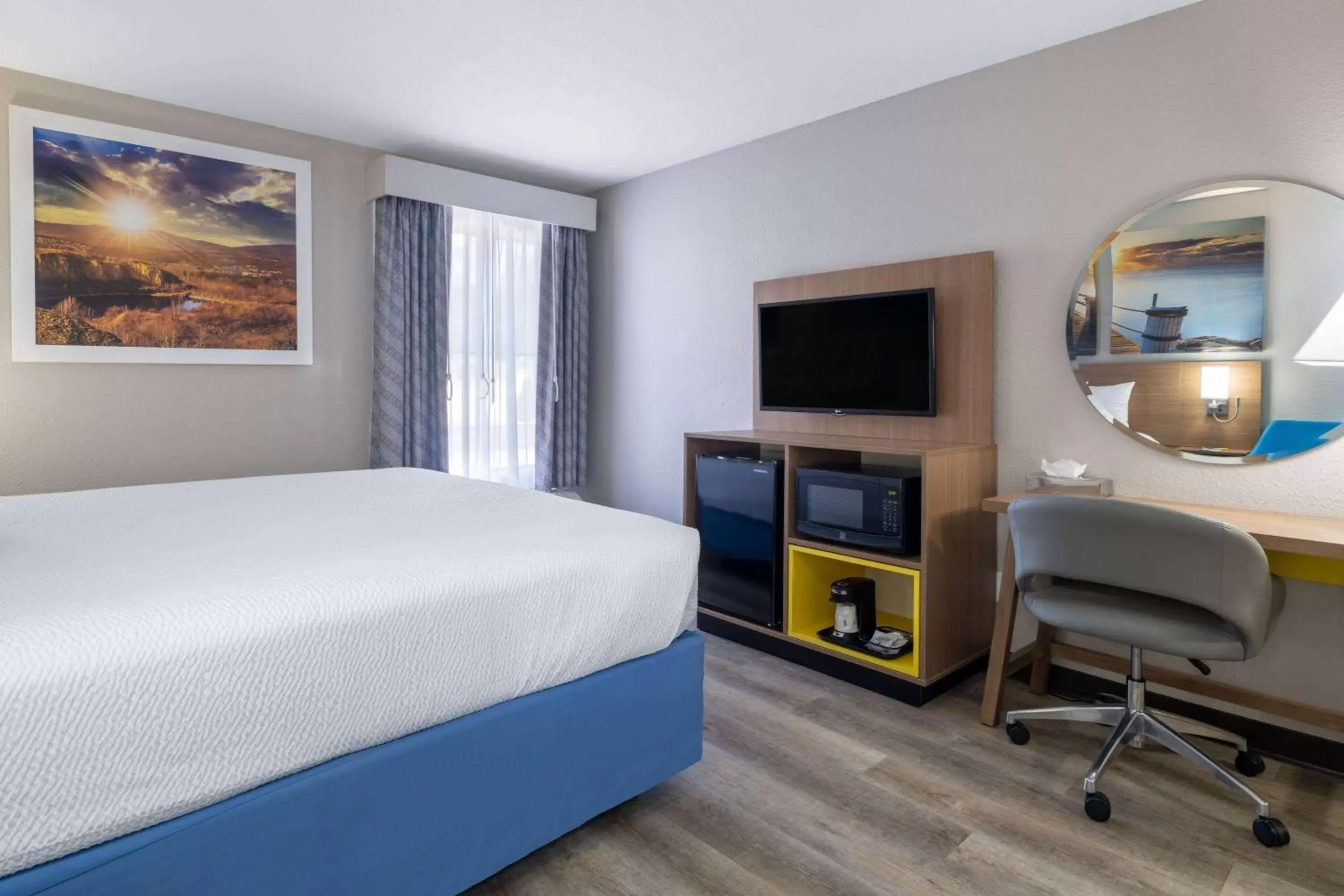 Photo of the whole room, TV/Entertainment Center in Days Inn & Suites by Wyndham Commerce