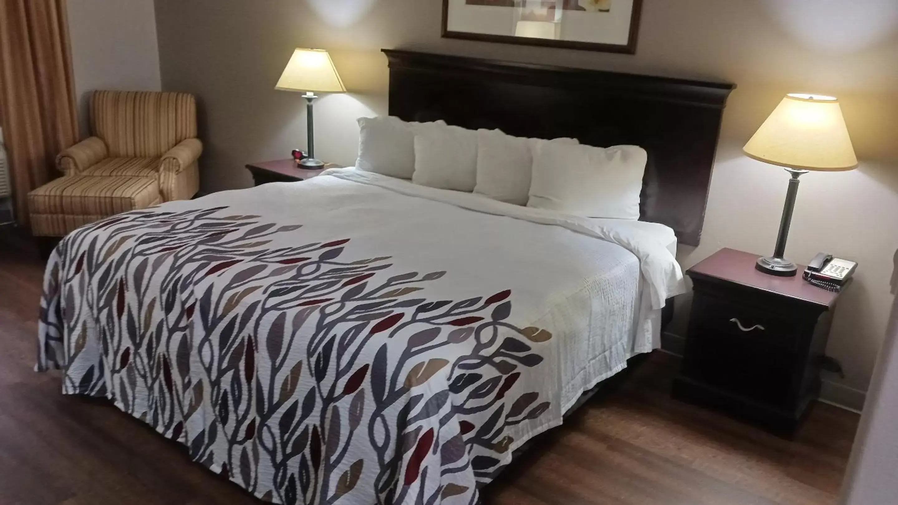Bedroom, Bed in Red Roof Inn & Suites Midland