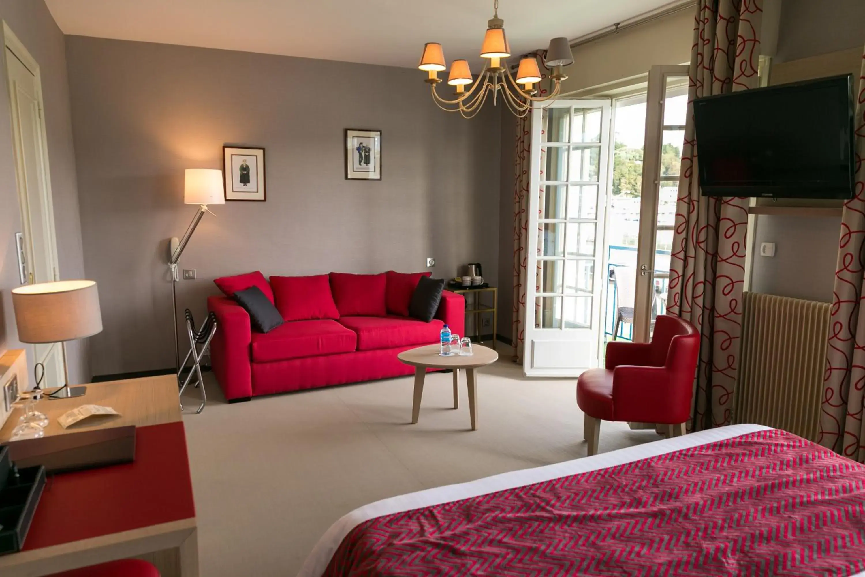 Photo of the whole room, Seating Area in Hôtel Le Goyen