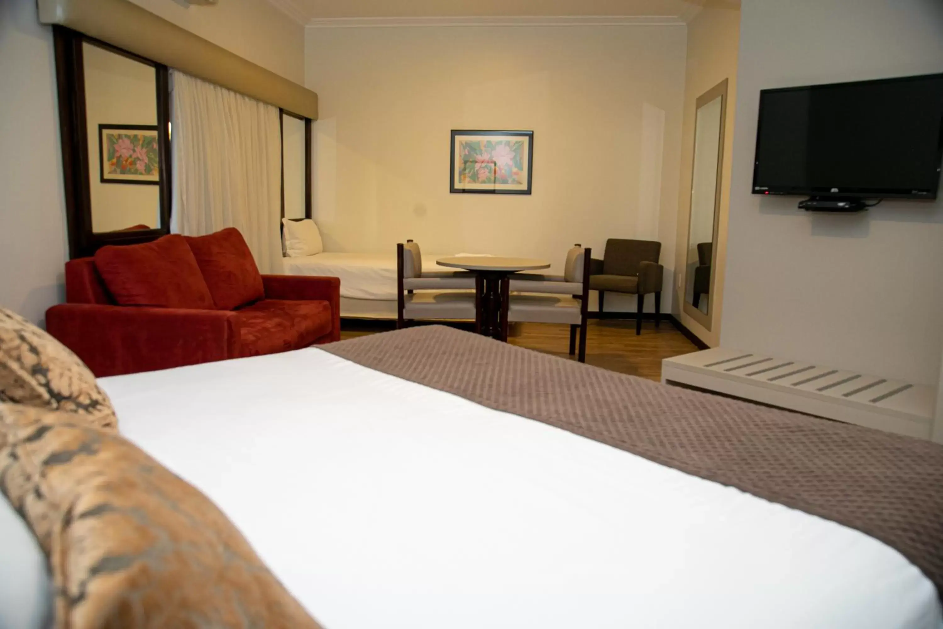 Photo of the whole room, Bed in Plaza Blumenau Hotel
