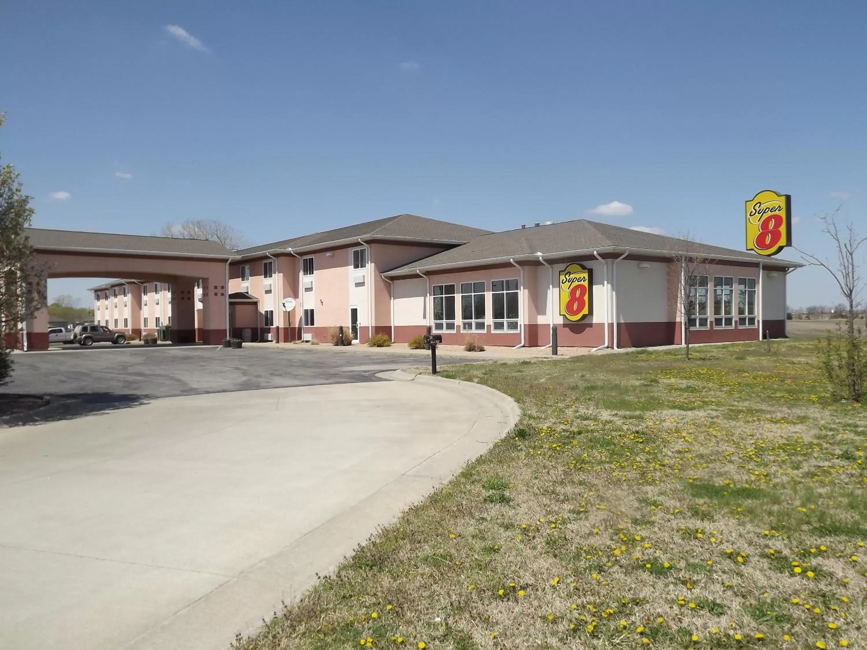 Property building in Super 8 by Wyndham Iola KS Property building in Super 8 by Wyndham Iola KS