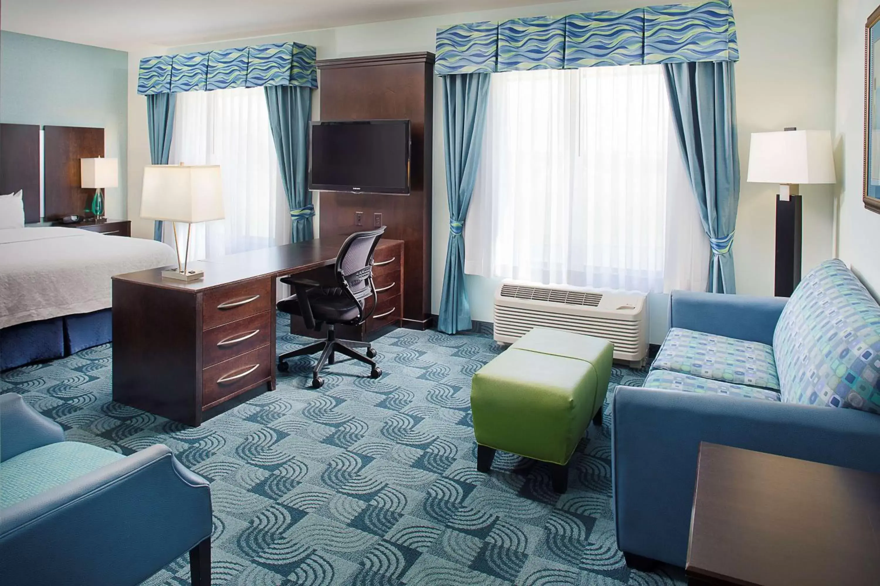 Bed, Seating Area in Hampton Inn and Suites Dallas/Lewisville-Vista Ridge Mall