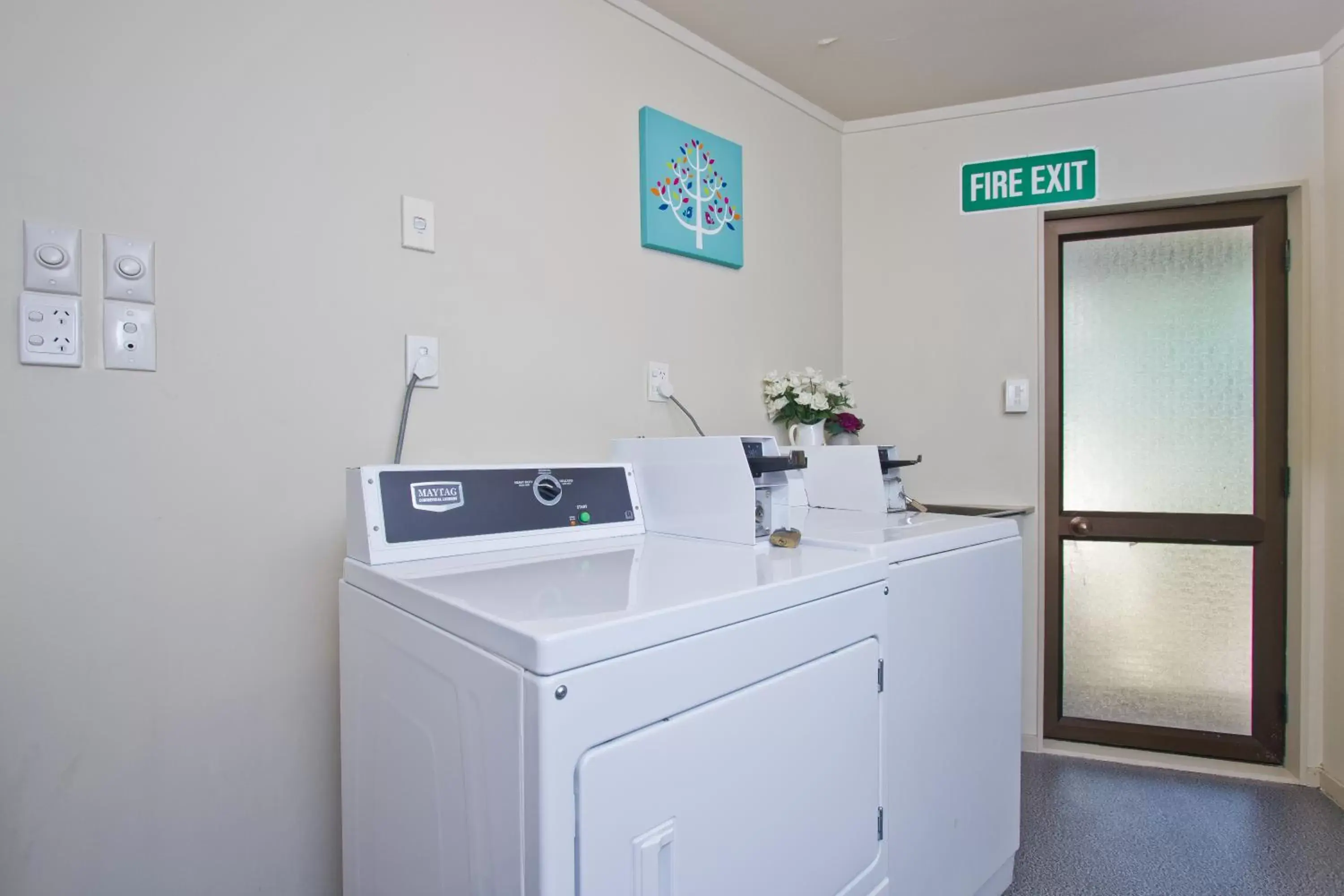 laundry, Bathroom in Airport Manor Inn