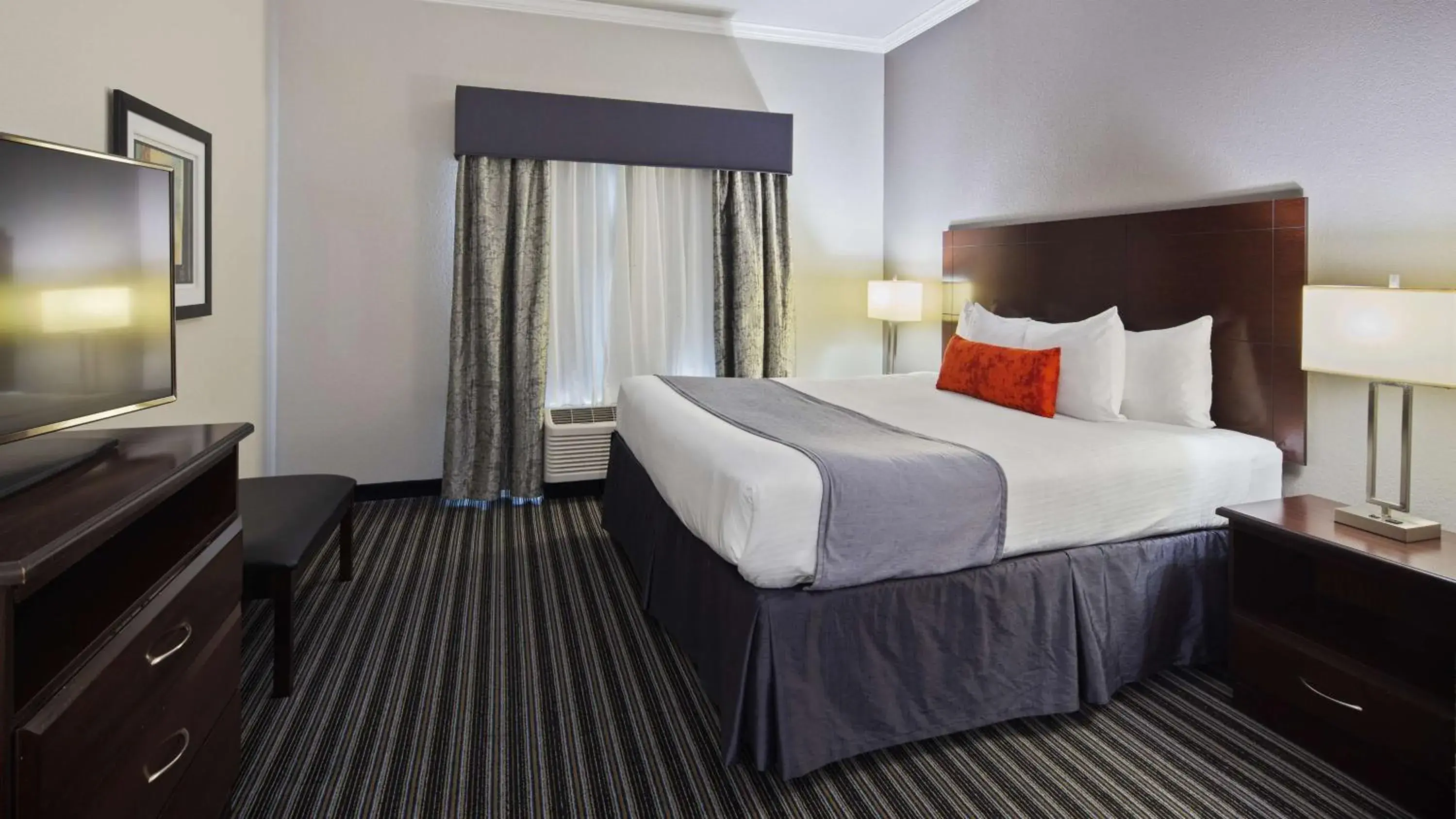 Photo of the whole room, Bed in Best Western PLUS Austin Airport Inn & Suites