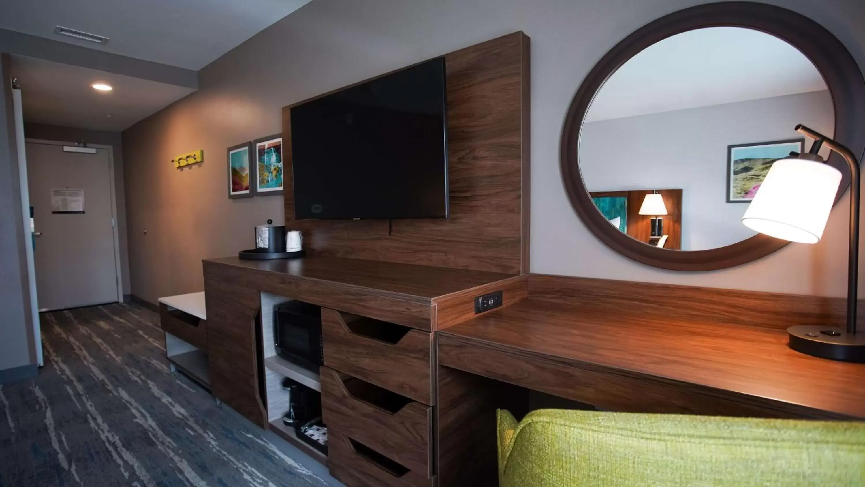 Bedroom, TV/Entertainment Center in Hampton Inn & Suites St Clairsville, Oh